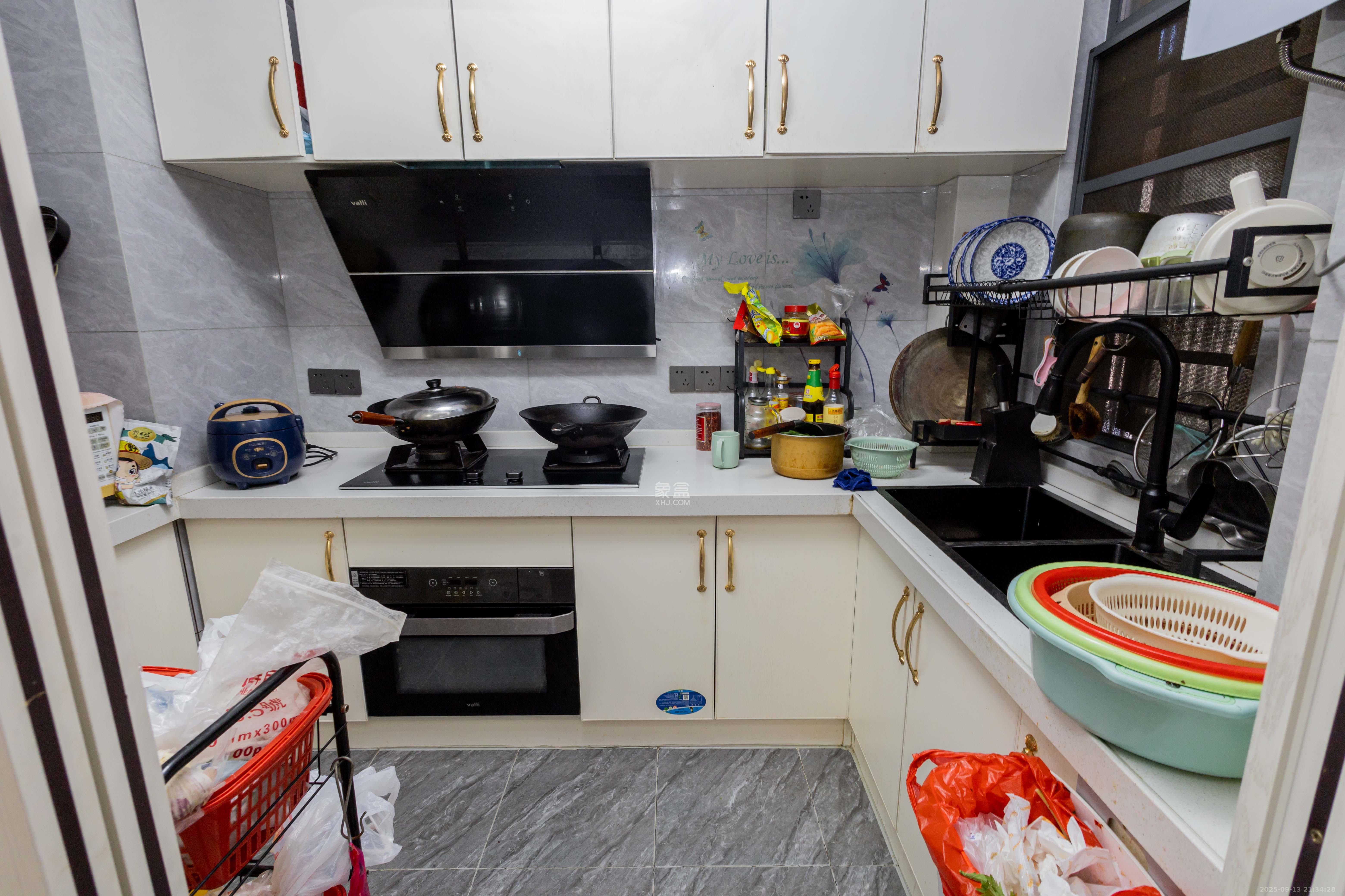 日盛湖湘花苑  3室2厅1卫    84.0万厨房