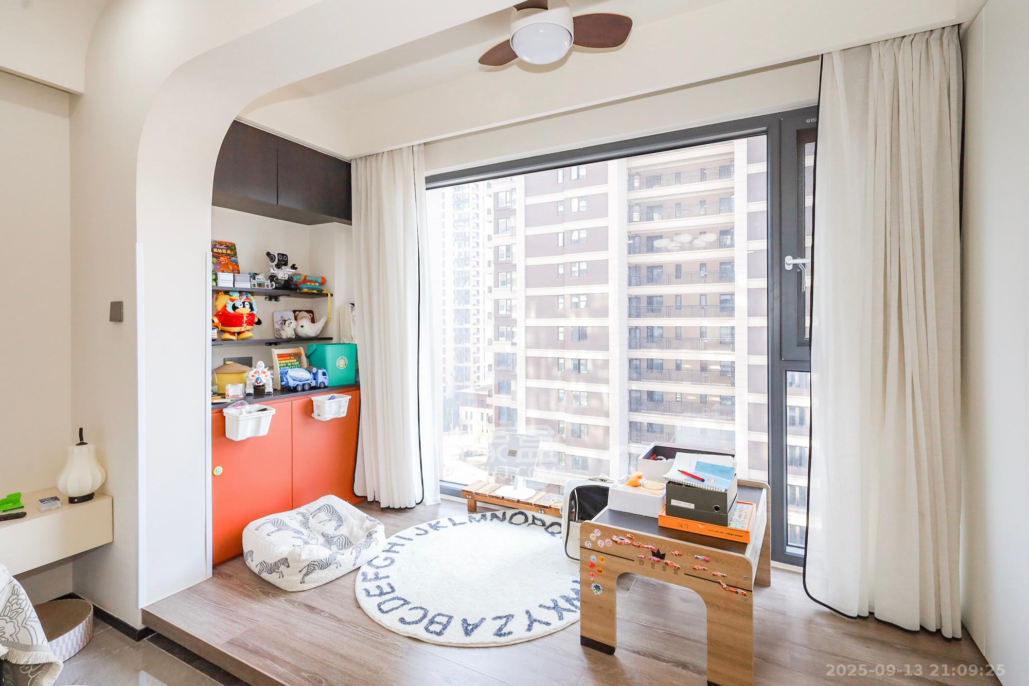 金茂建发泊悦  4室2厅2卫    199.0万阳台