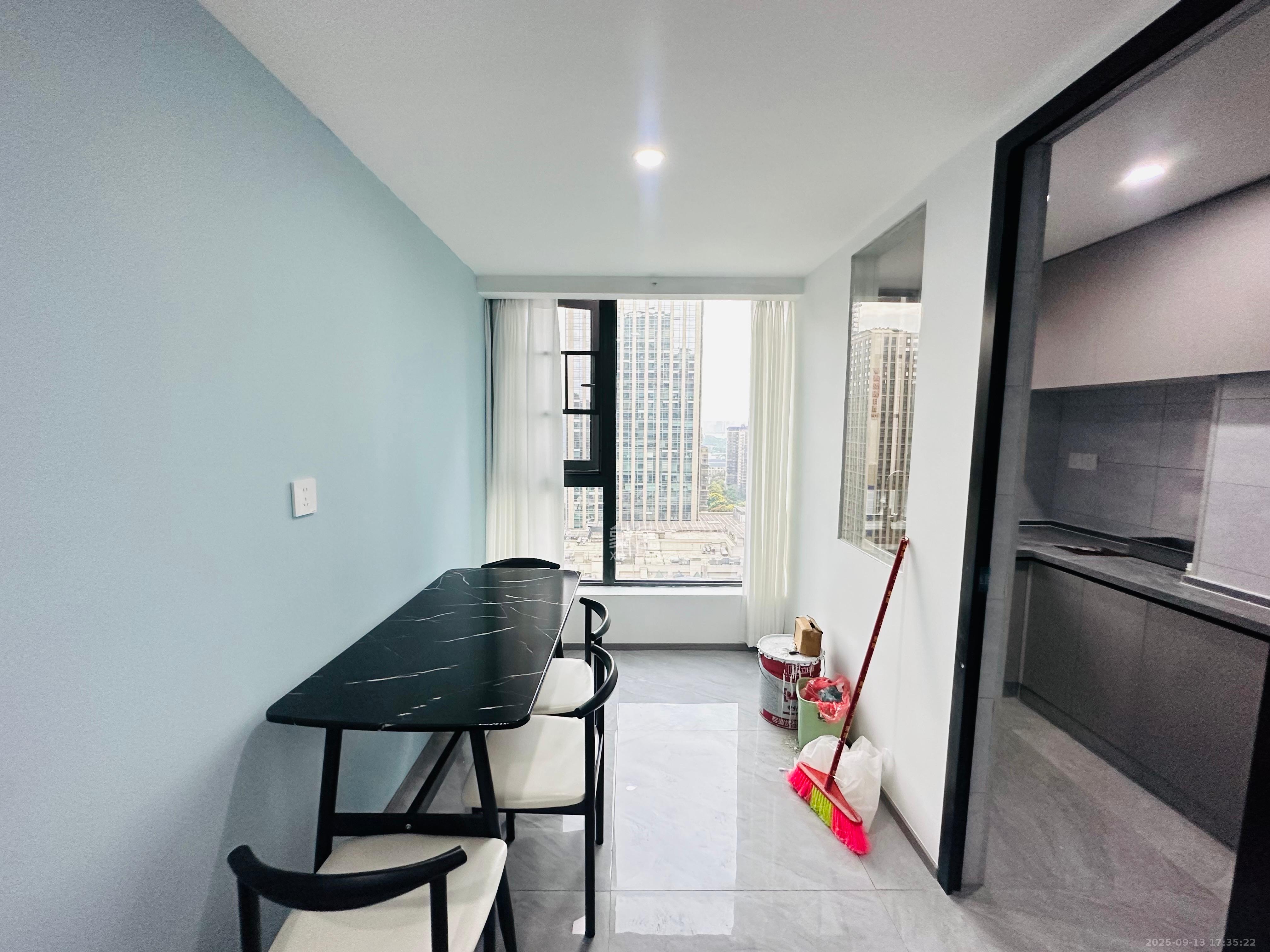 卓越中寰  2室1厅1卫    2700.0元/月室内图