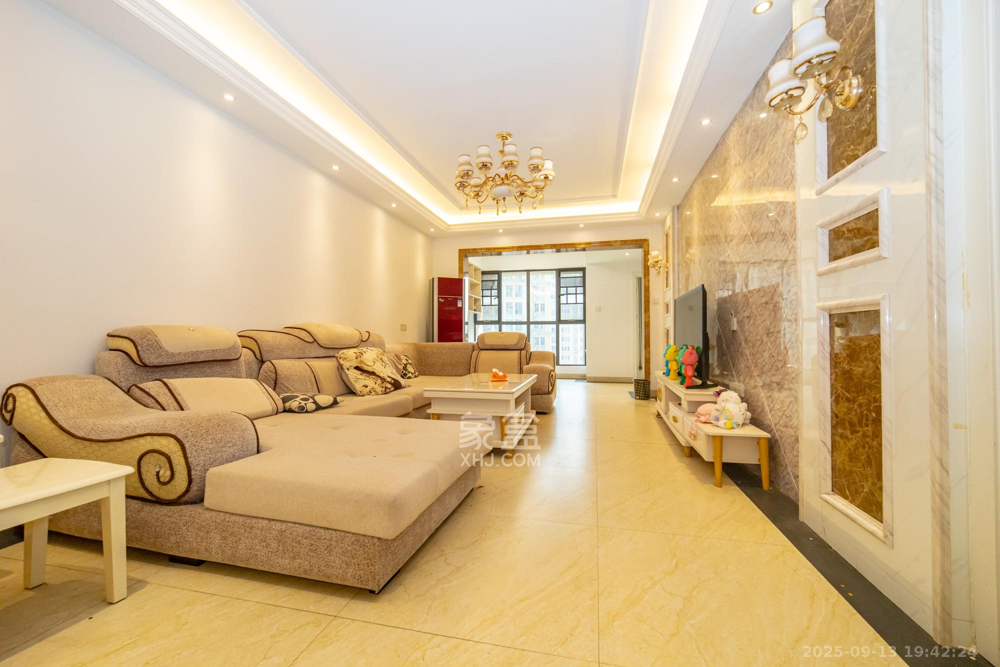 悦湖山  3室2厅1卫    69.0万客厅