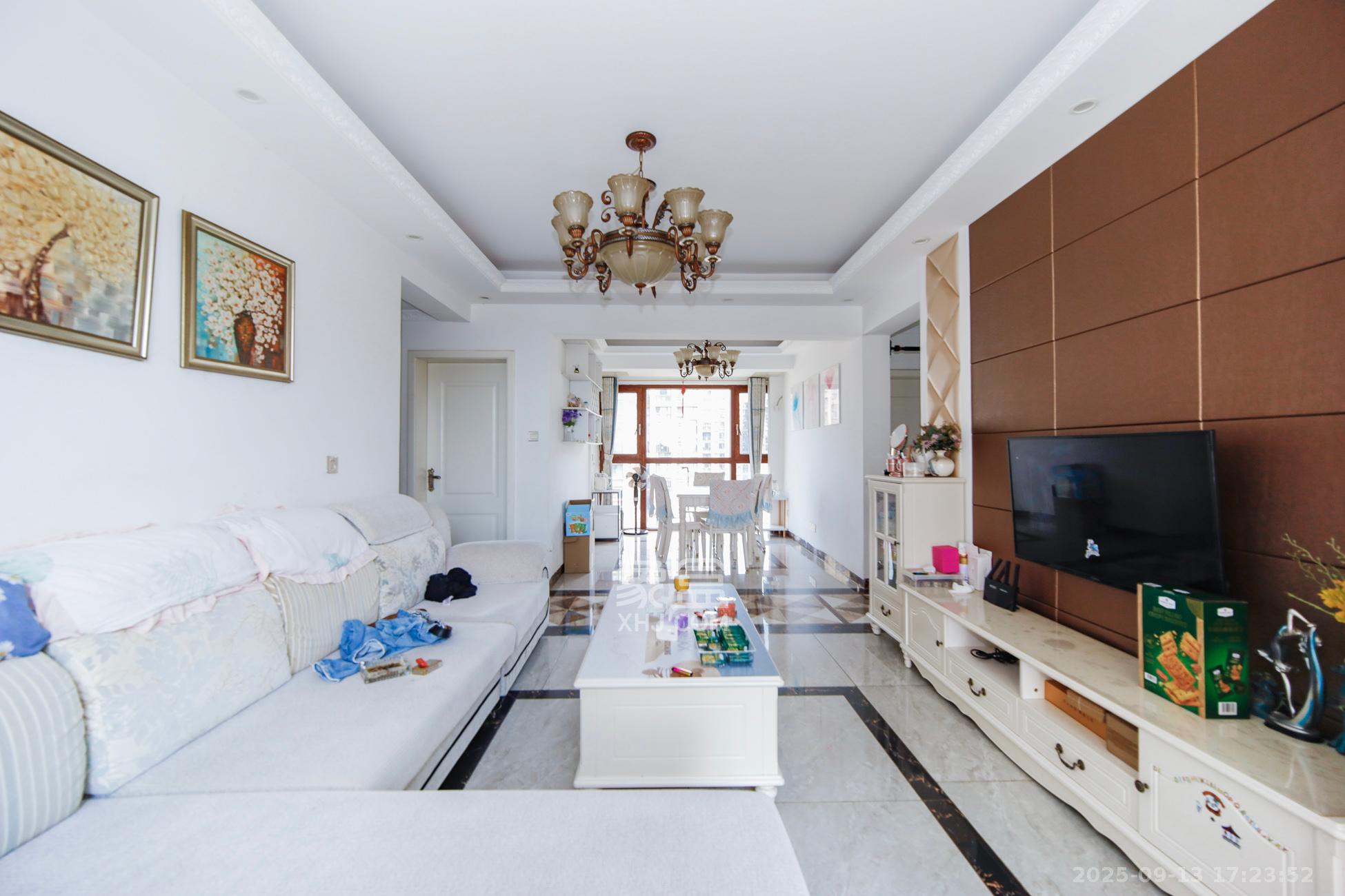 南城印象  1室2厅2卫    90.0万客厅