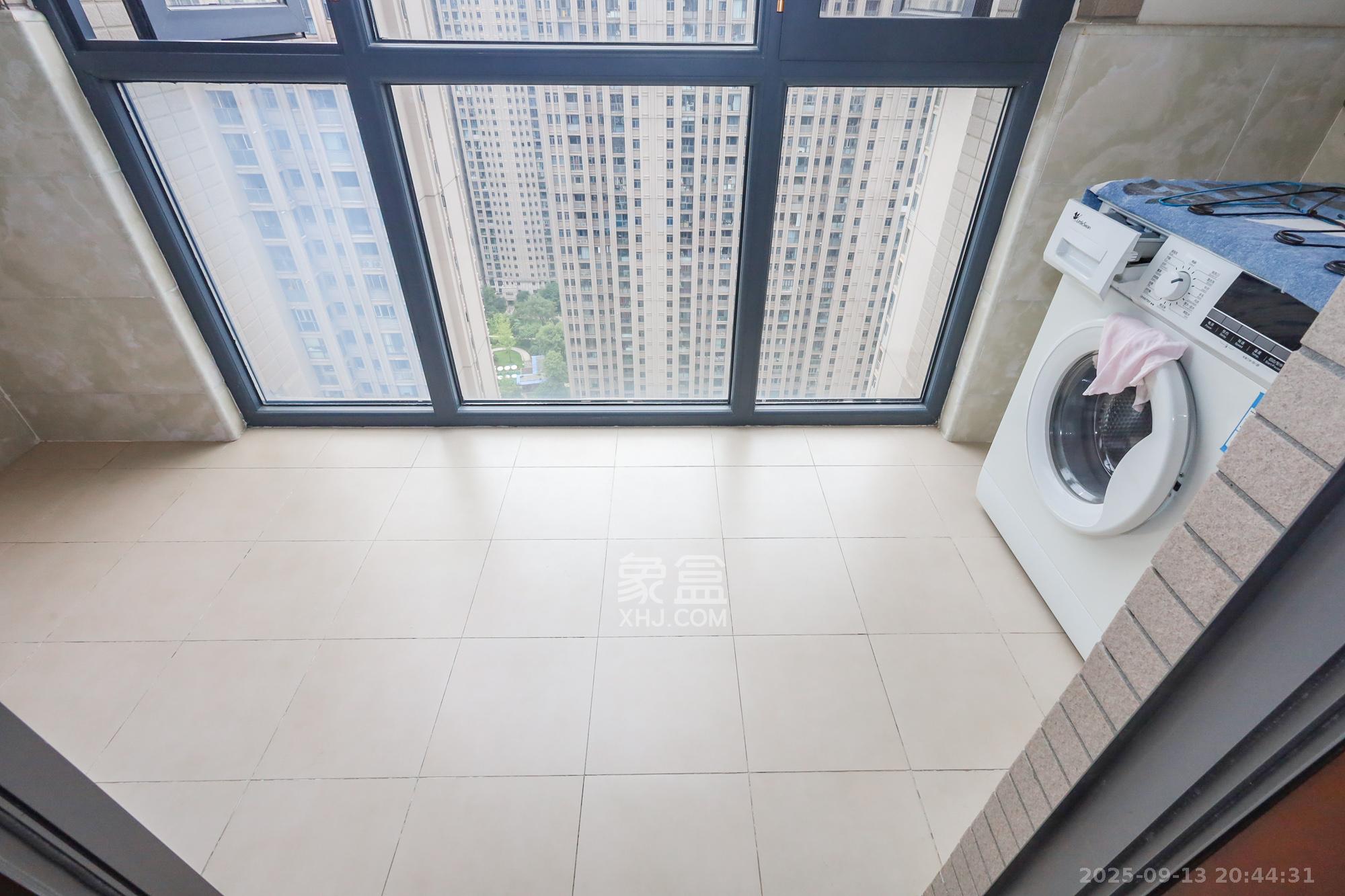 八方小区B区  3室2厅2卫    368.0万 八方小区B区  3室2厅2卫    368.0万阳台