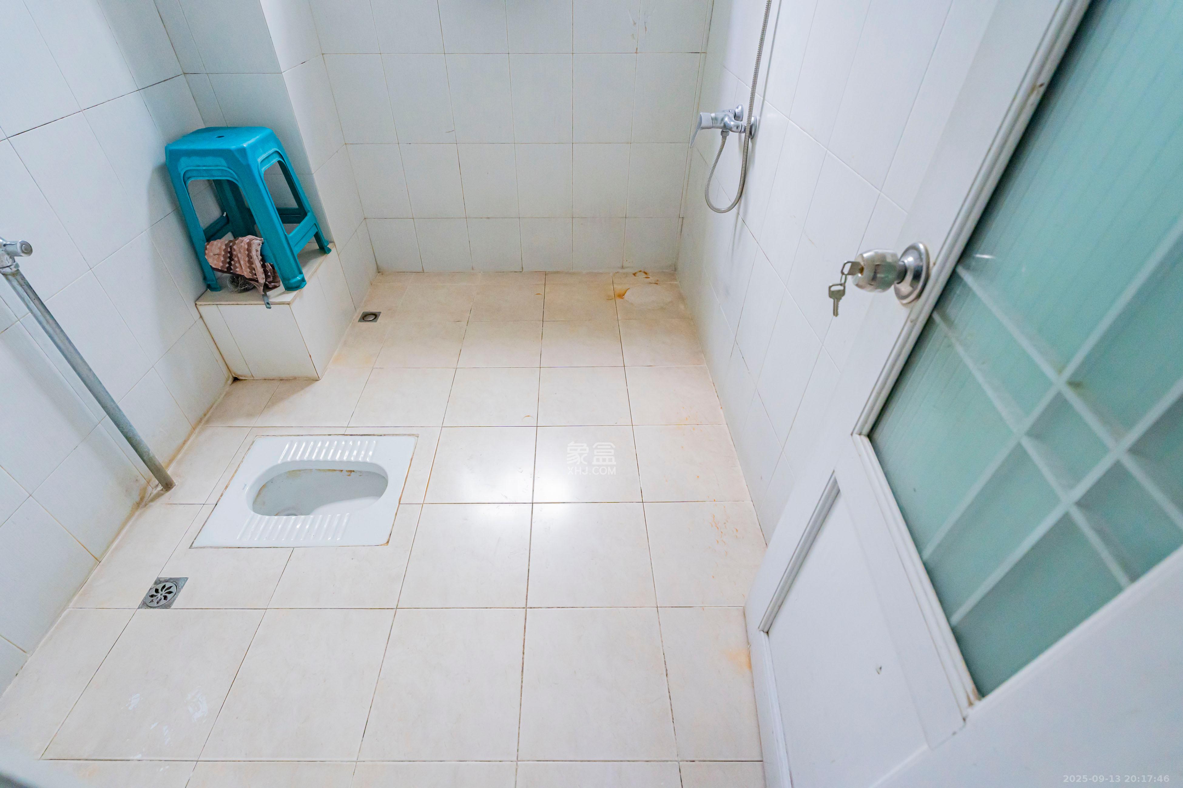 左岸春天  4室2厅2卫    128.0万卫生间