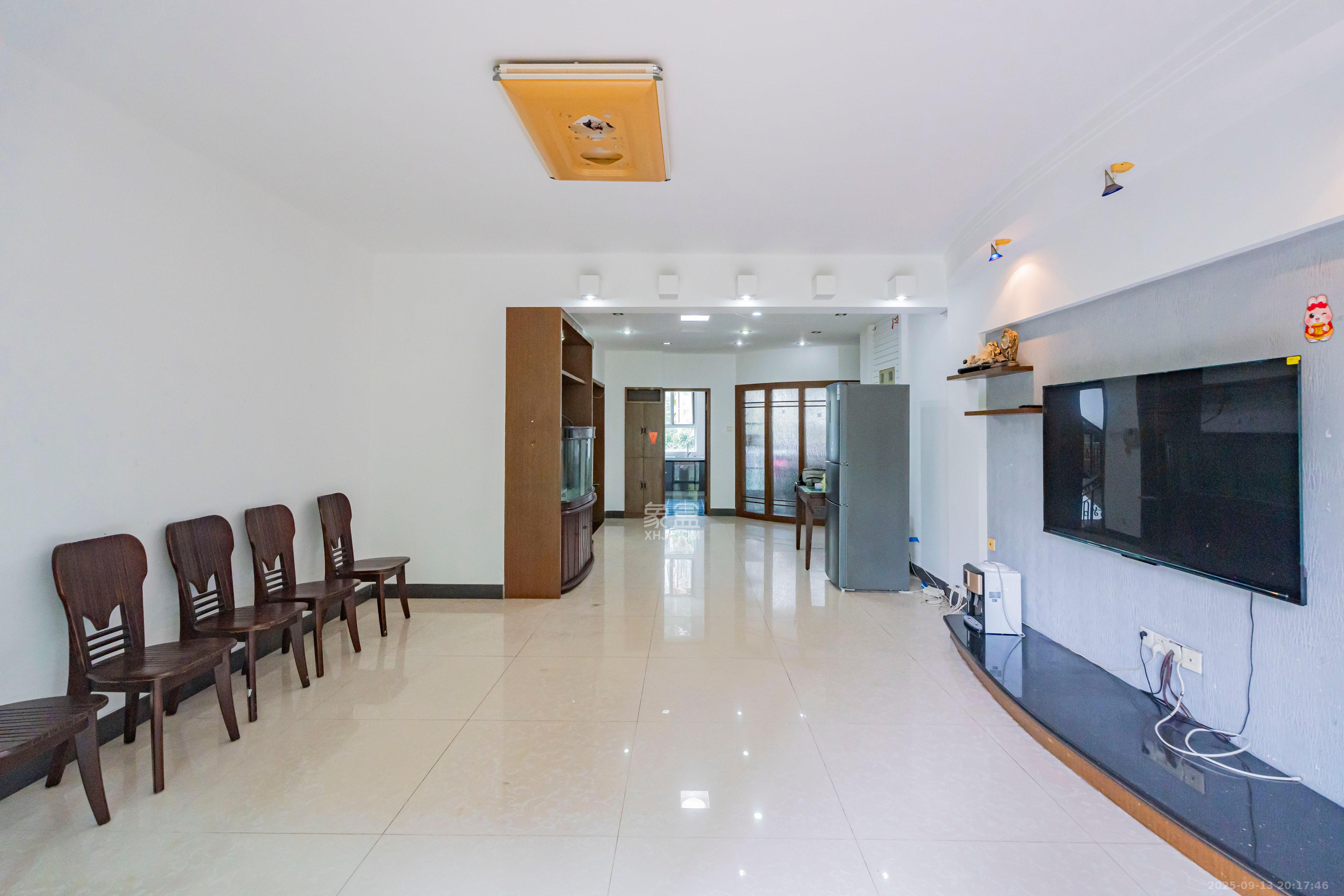 左岸春天  4室2厅2卫    128.0万客厅