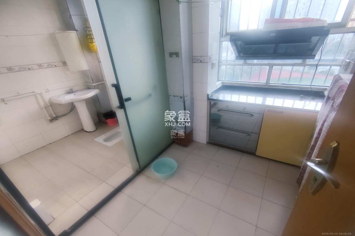 湘华公寓 5室2厅2卫 2600.0元/月 湘华公寓 5室2厅2卫 2600.0元/月室内图