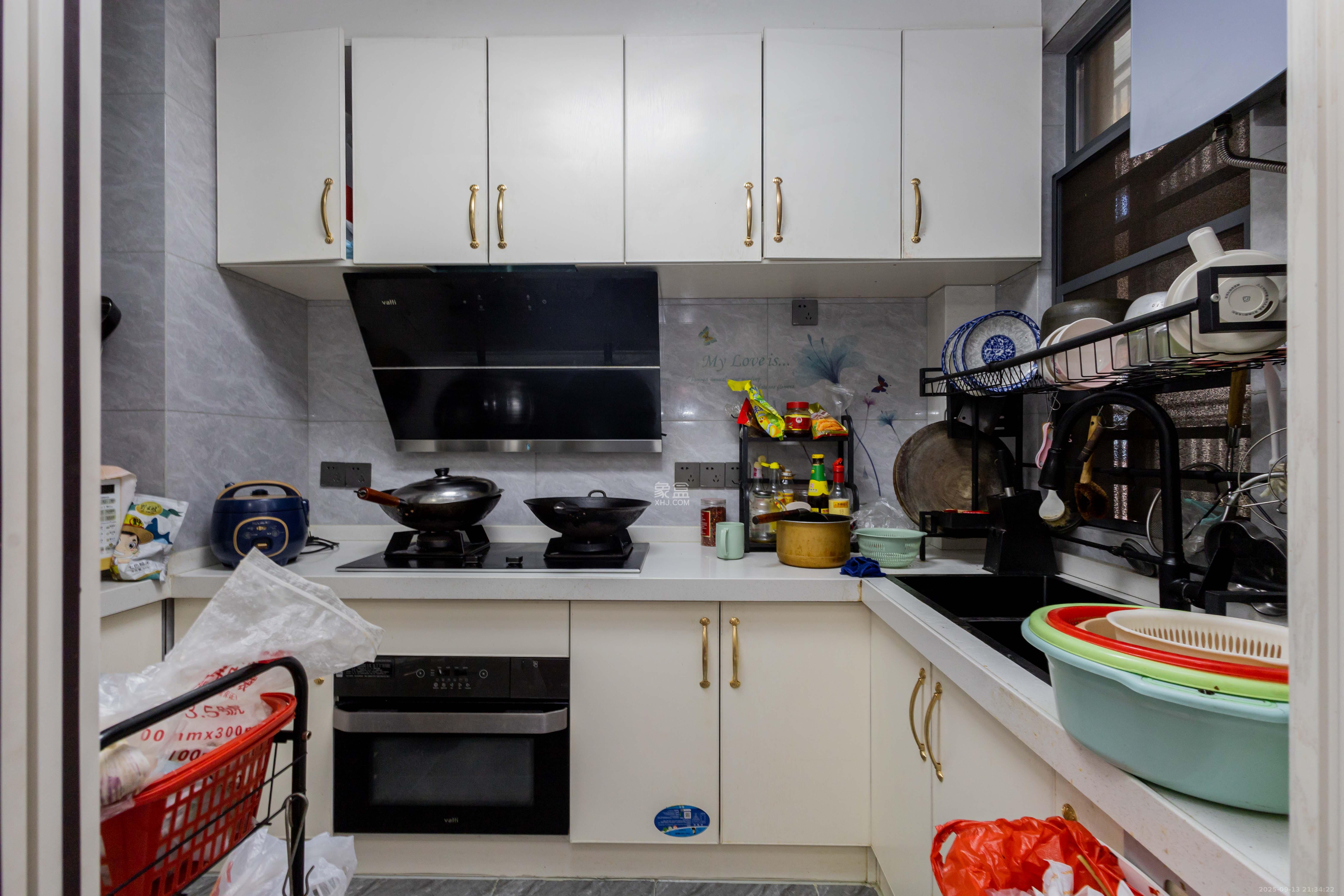 日盛湖湘花苑  3室2厅1卫    84.0万厨房