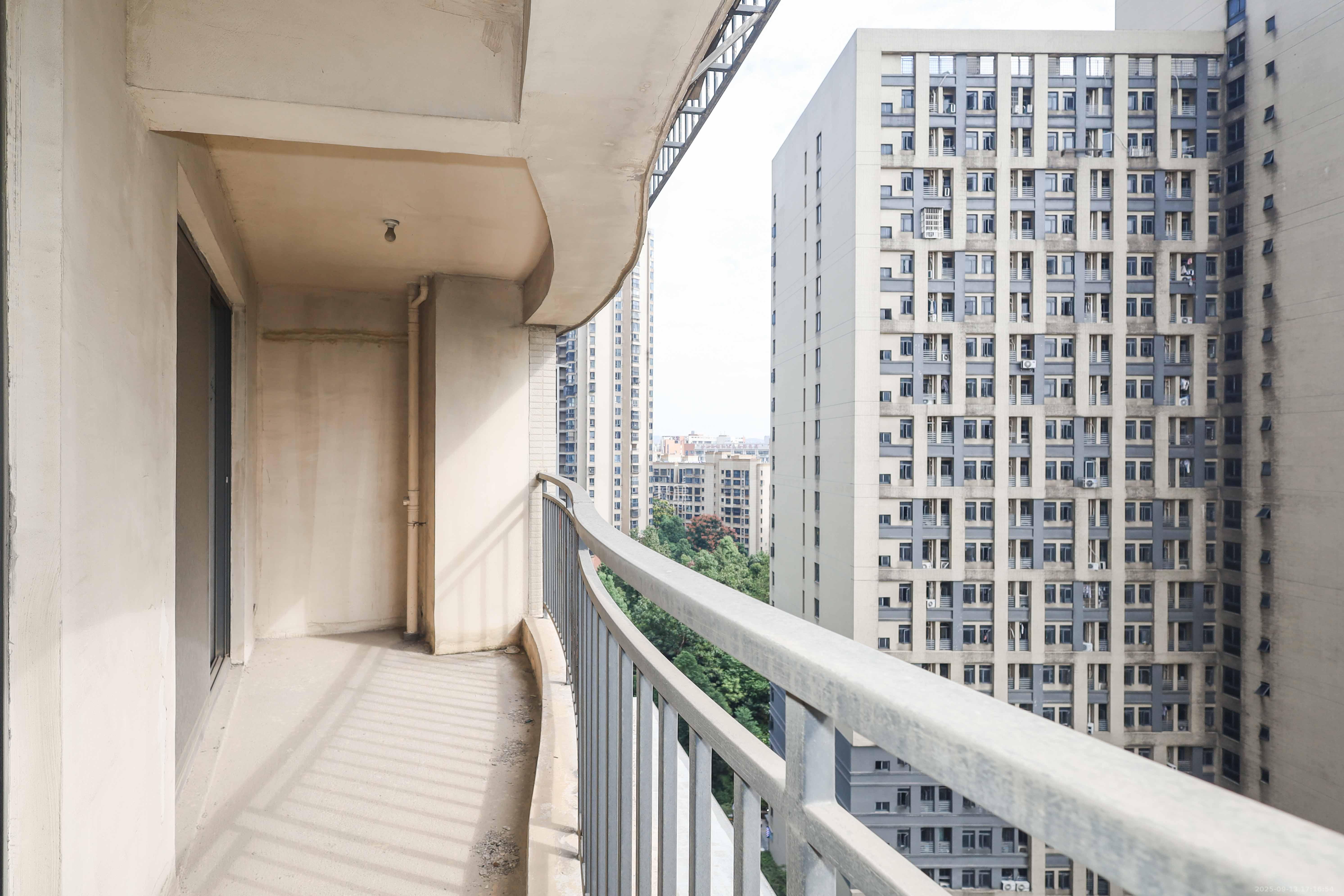 保利麓谷林语C区 3室2厅2卫 130.0万 保利麓谷林语C区 3室2厅2卫 130.0万阳台