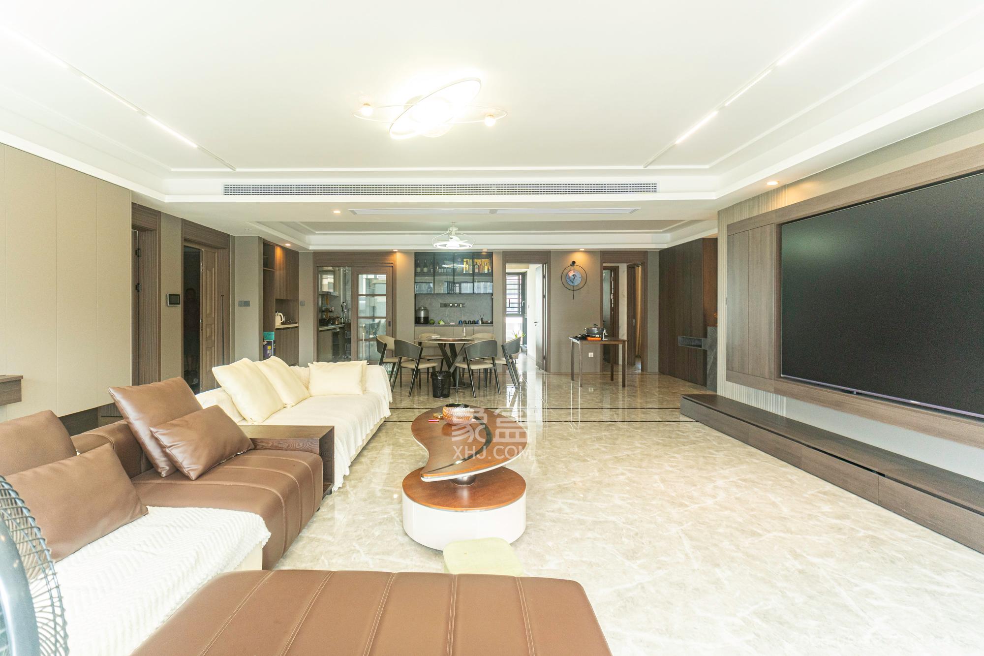 绿地V岛  4室2厅2卫    320.0万客厅