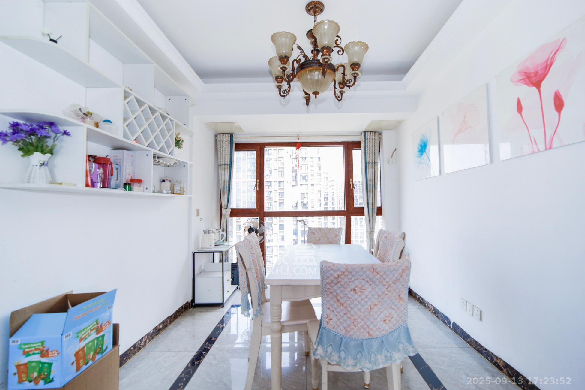 南城印象  1室2厅2卫    90.0万客厅