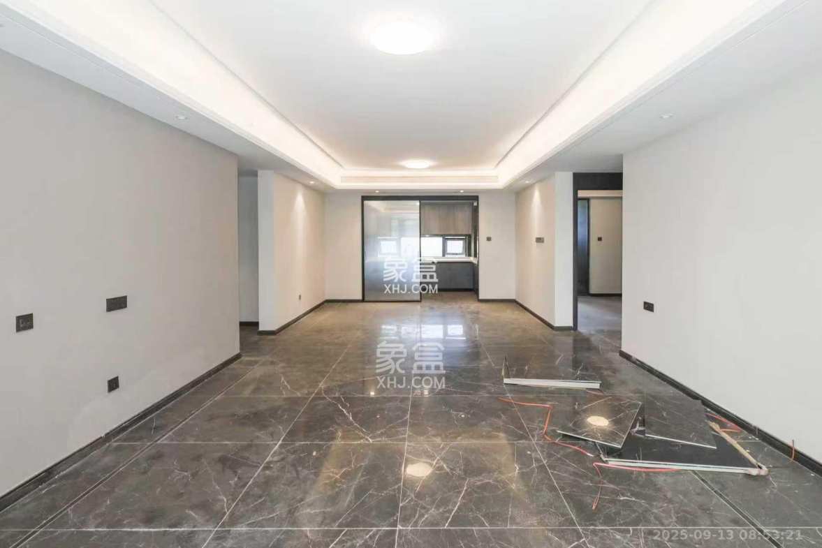 绿地麓云国际一期  5室2厅2卫    5000.0元/月 绿地麓云国际一期  5室2厅2卫    5000.0元/月室内图