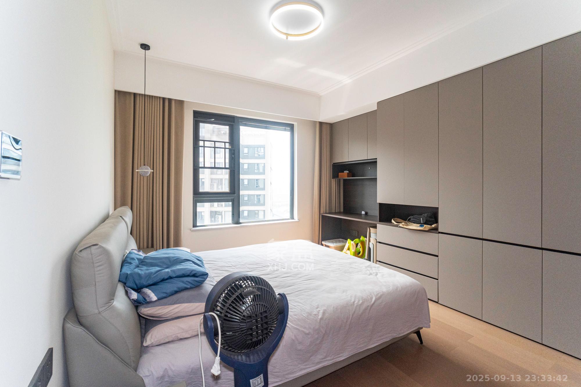 绿地V岛  4室2厅2卫    320.0万卧室