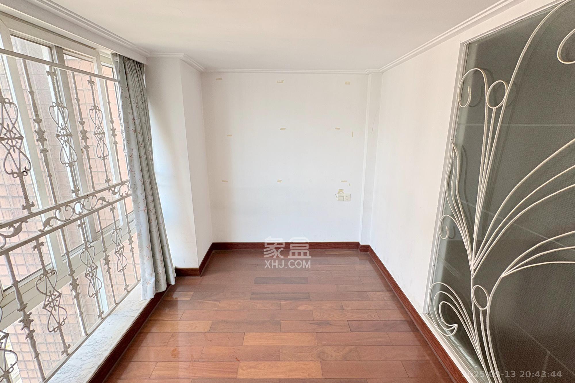 君临天厦  3室2厅1卫    150.0万 君临天厦  3室2厅1卫    150.0万卧室