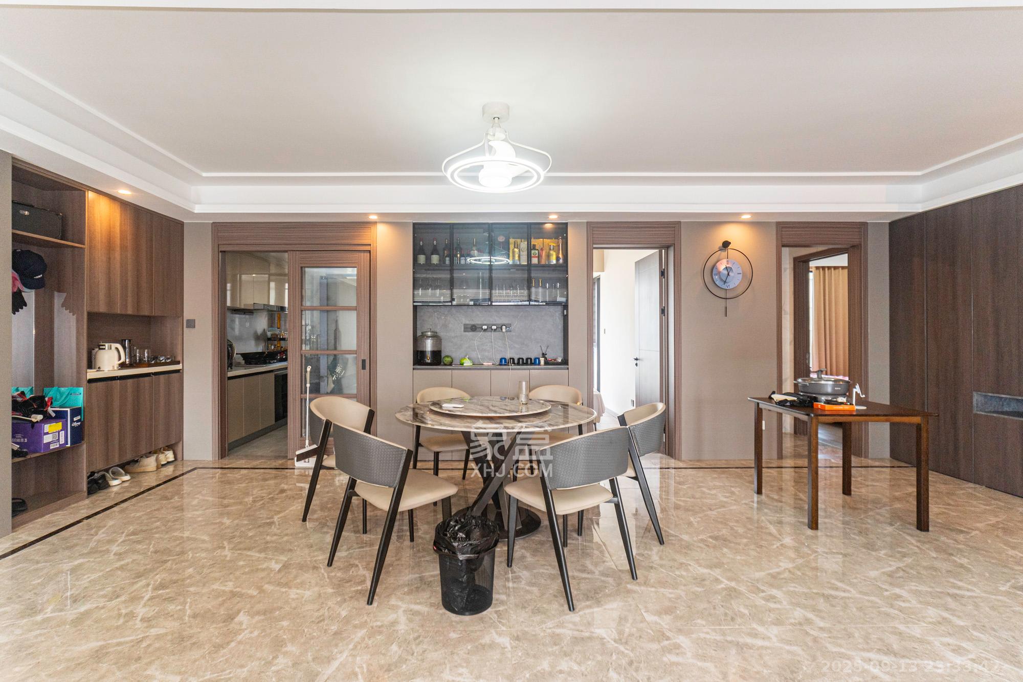 绿地V岛  4室2厅2卫    320.0万客厅