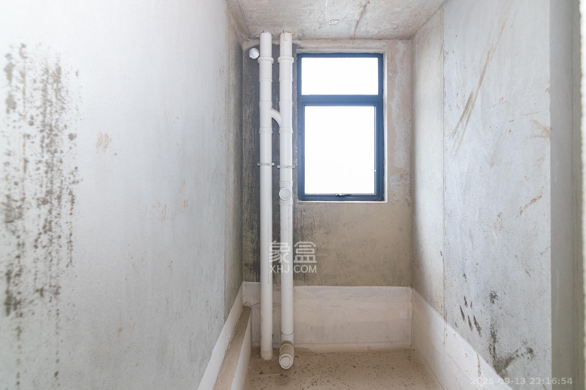 联诚雅郡 5室2厅2卫 98.0万 联诚雅郡 5室2厅2卫 98.0万卫生间