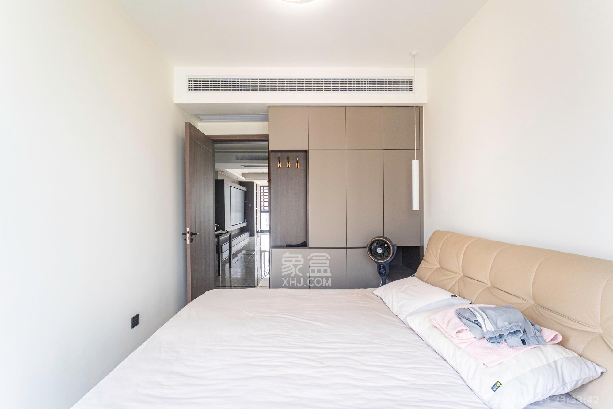 绿地V岛  4室2厅2卫    320.0万卧室