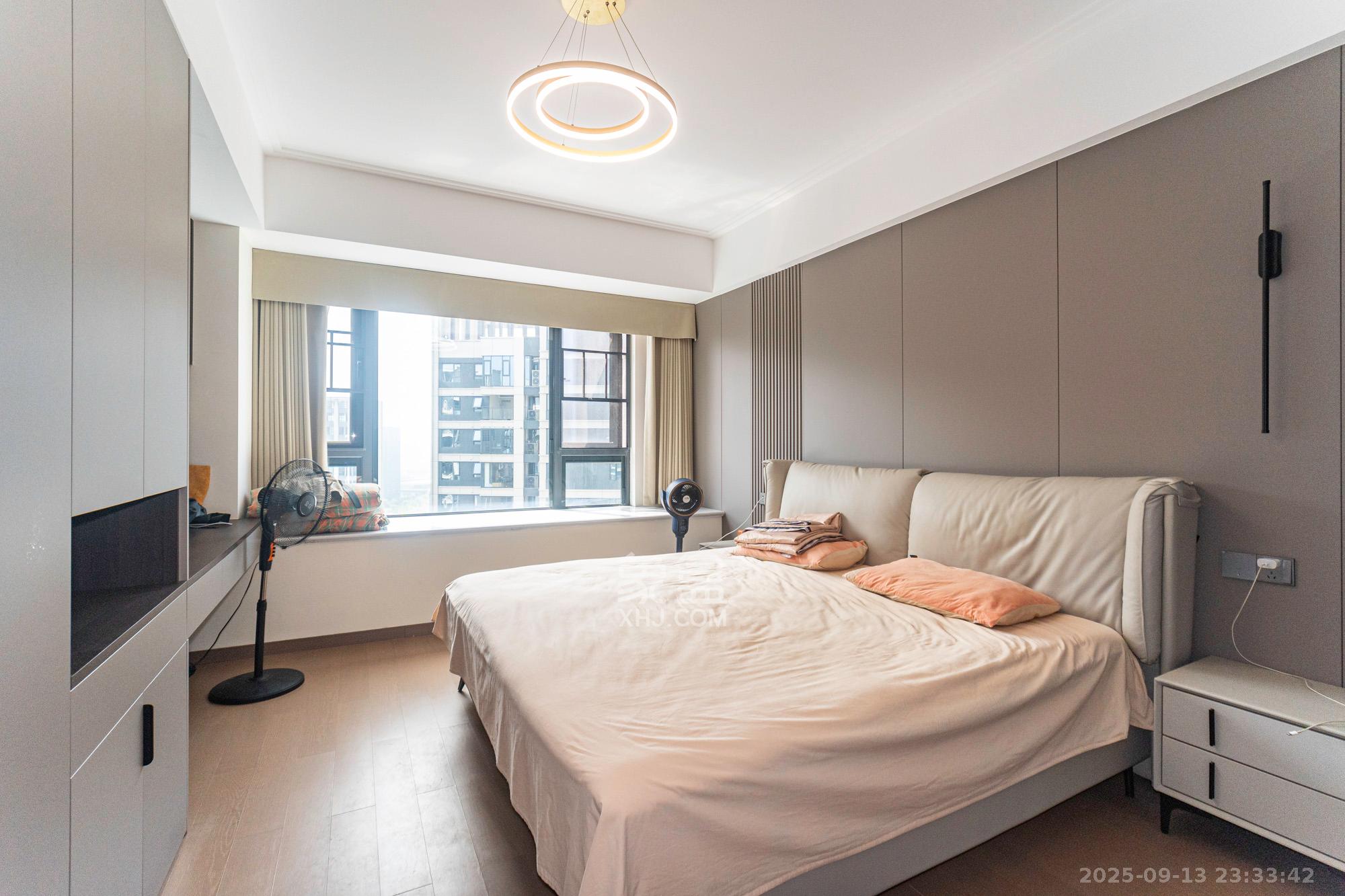 绿地V岛  4室2厅2卫    320.0万卧室