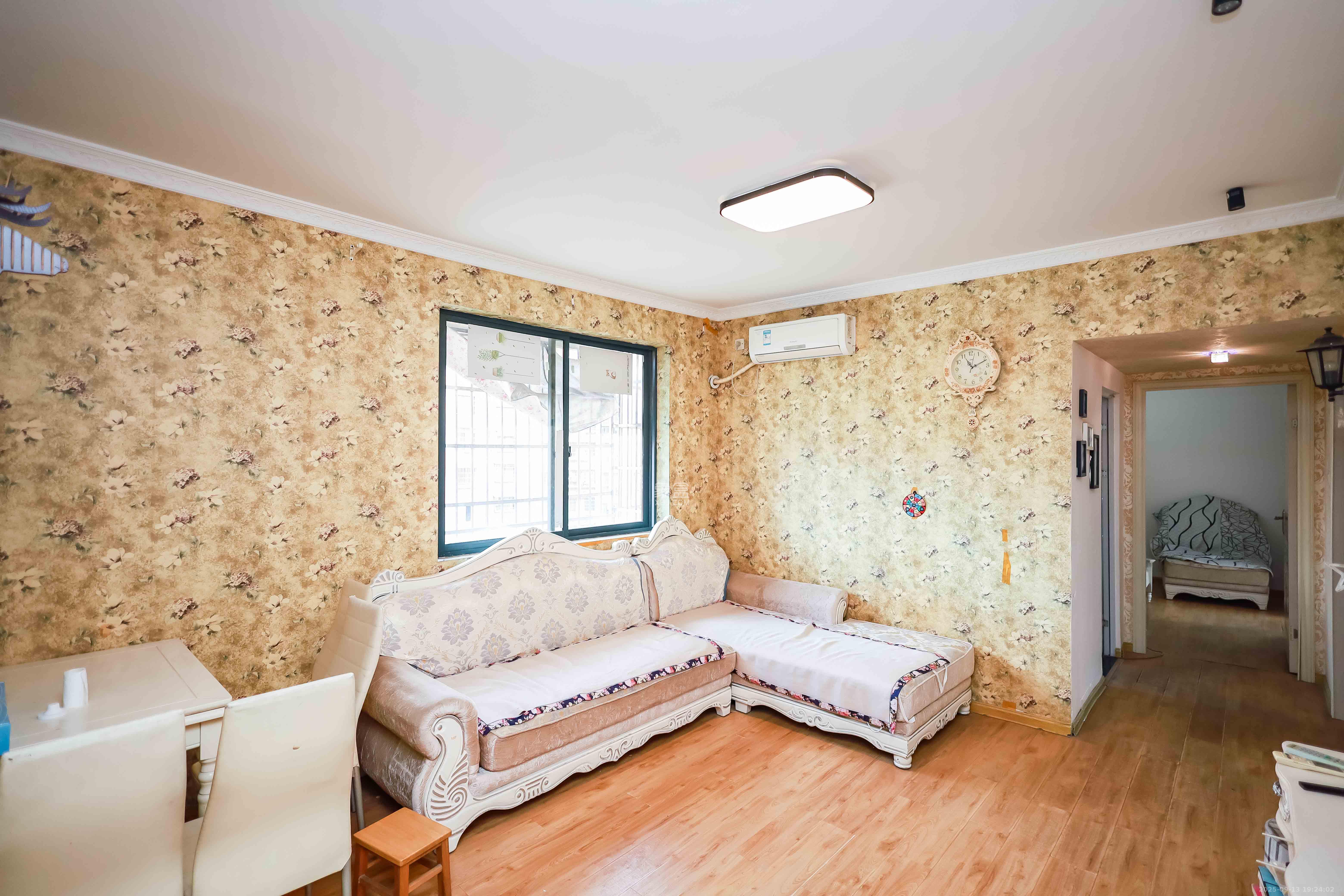 诚兴园 2室2厅1卫 58.0万 诚兴园 2室2厅1卫 58.0万客厅