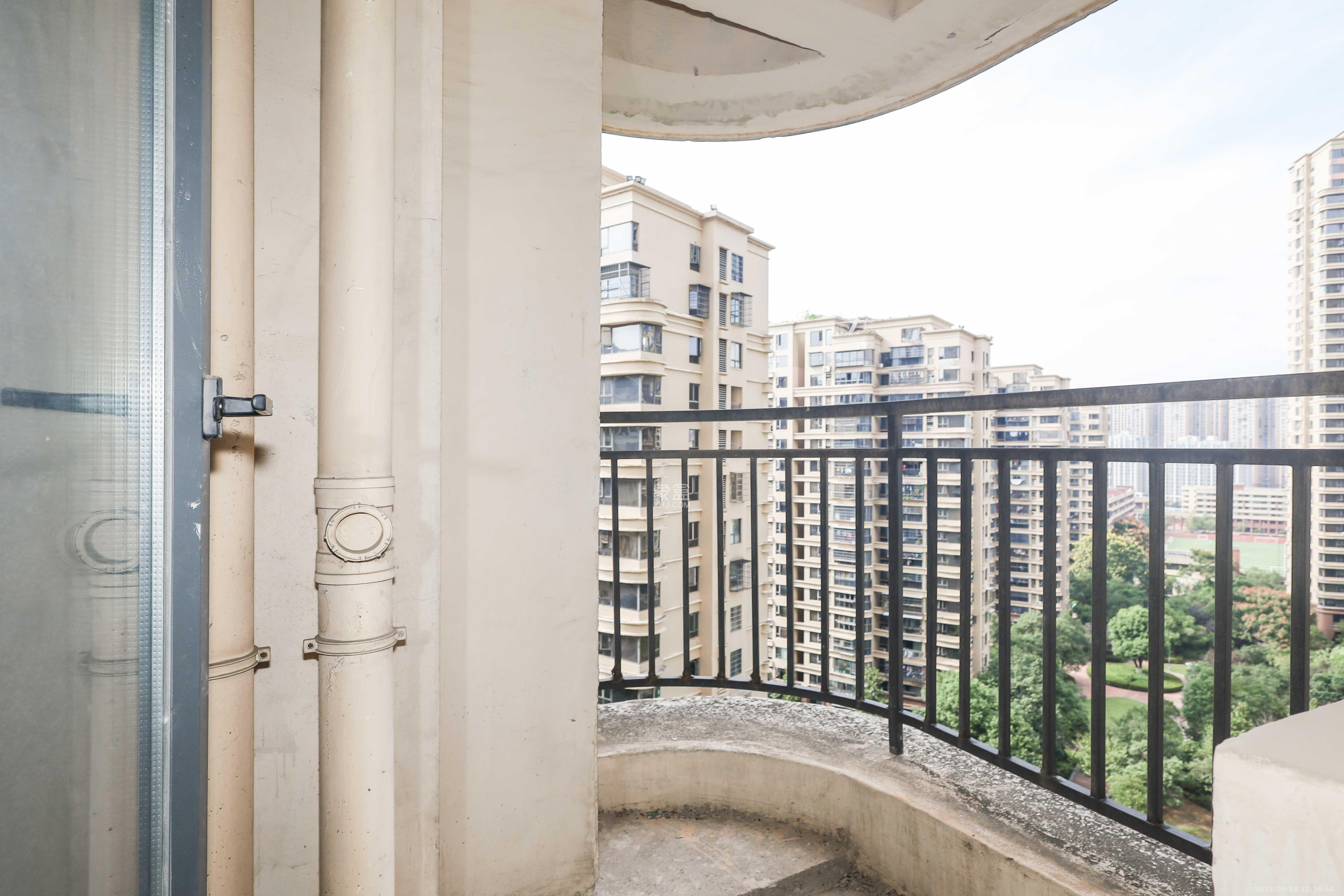 保利麓谷林语C区 3室2厅2卫 130.0万 保利麓谷林语C区 3室2厅2卫 130.0万阳台