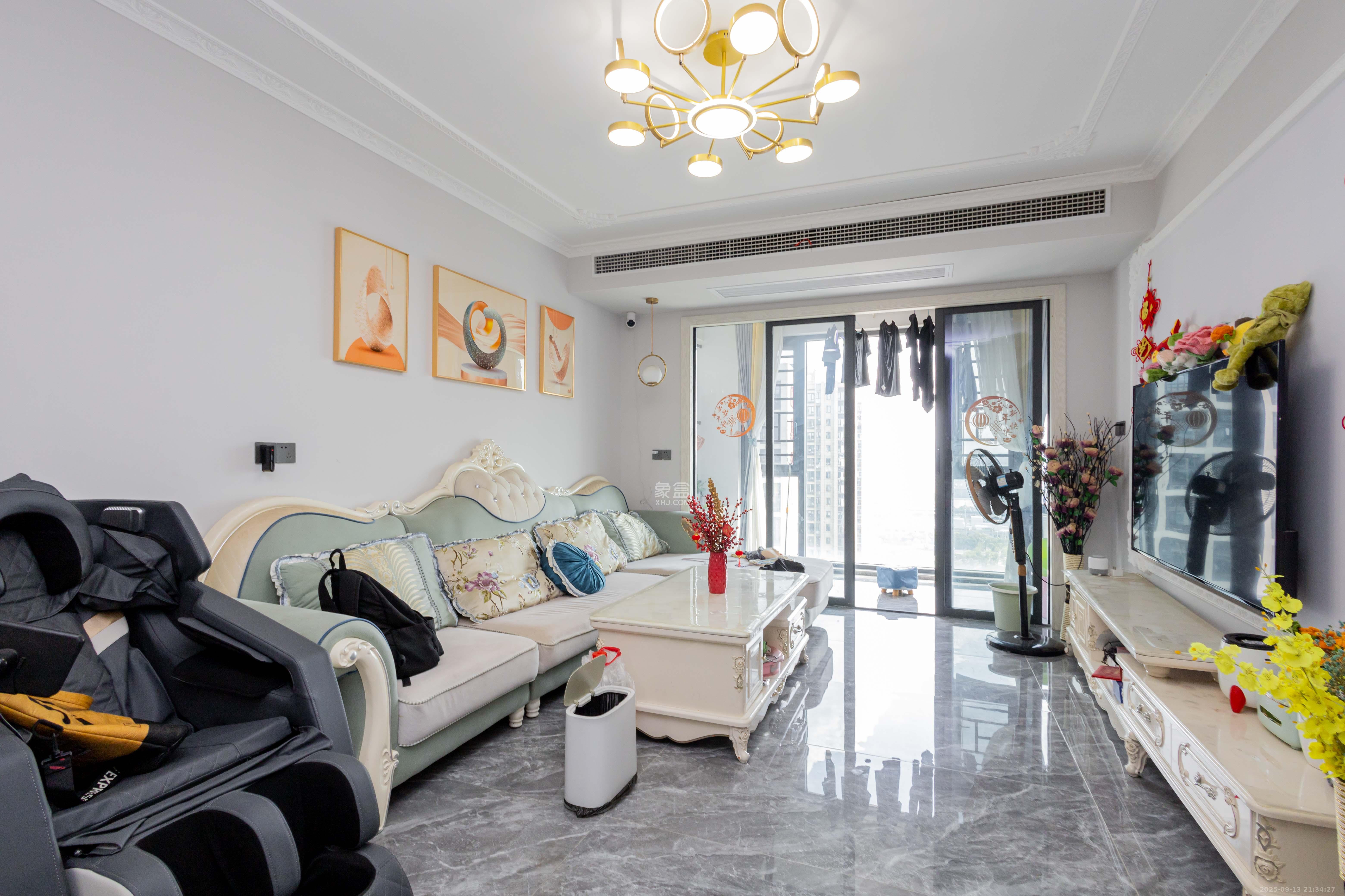 日盛湖湘花苑  3室2厅1卫    84.0万客厅