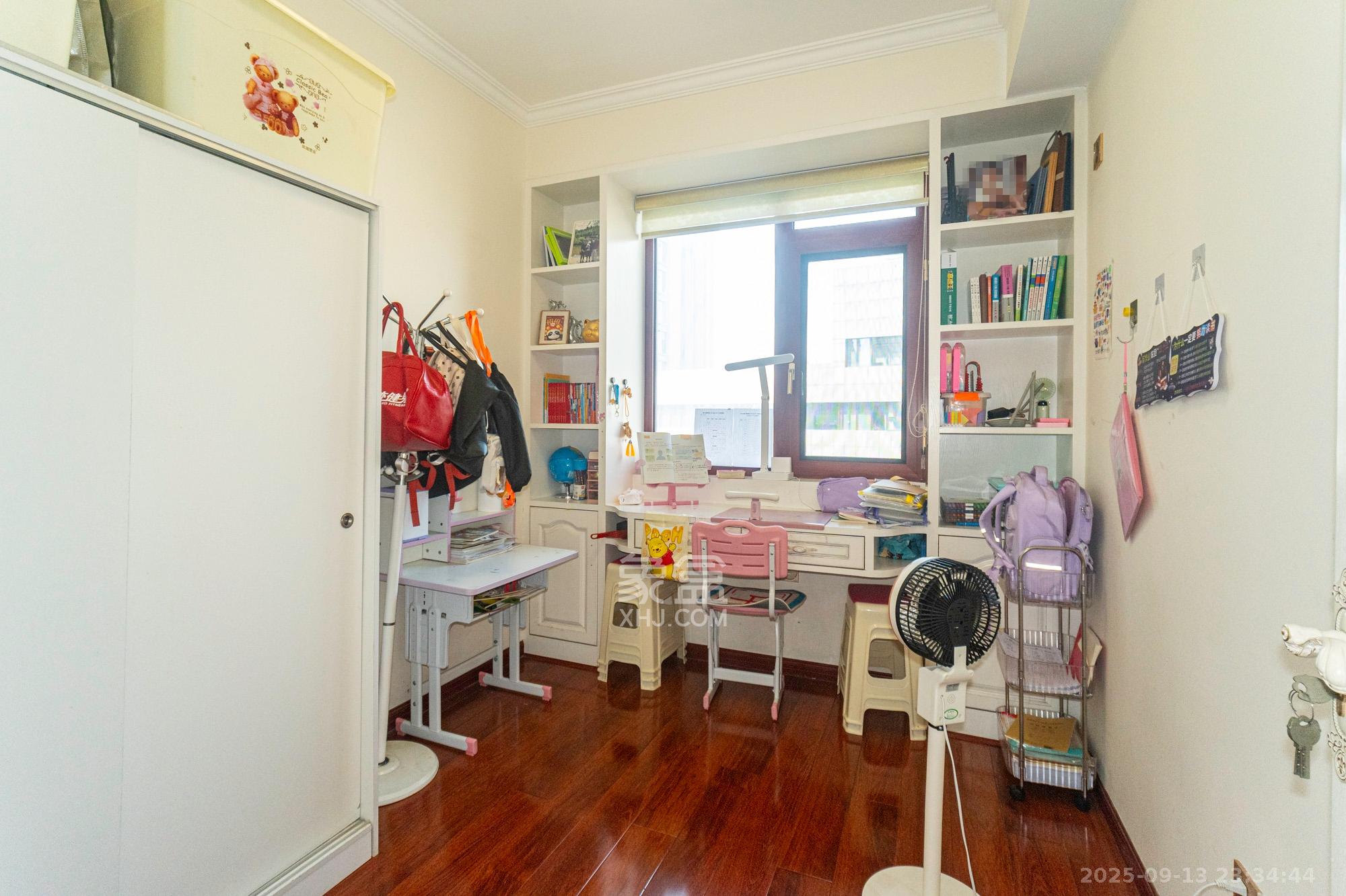 金色比华利  4室2厅2卫    109.5万卧室