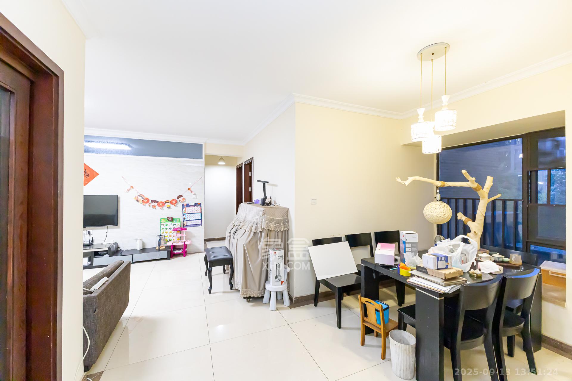 时代倾城一期 3室2厅2卫 71.0万 时代倾城一期 3室2厅2卫 71.0万客厅