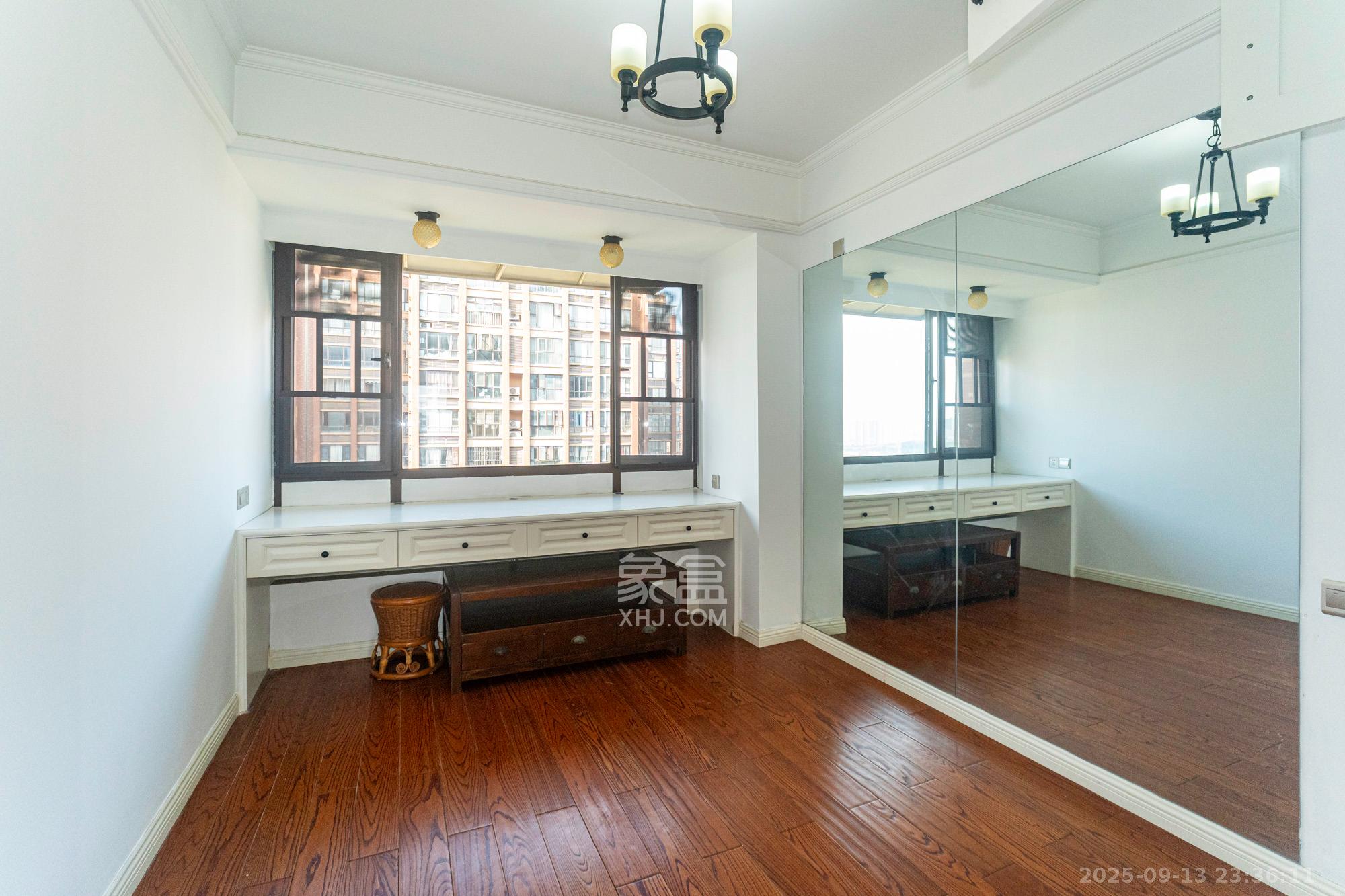 金色溪泉湾  3室2厅2卫    126.0万卧室