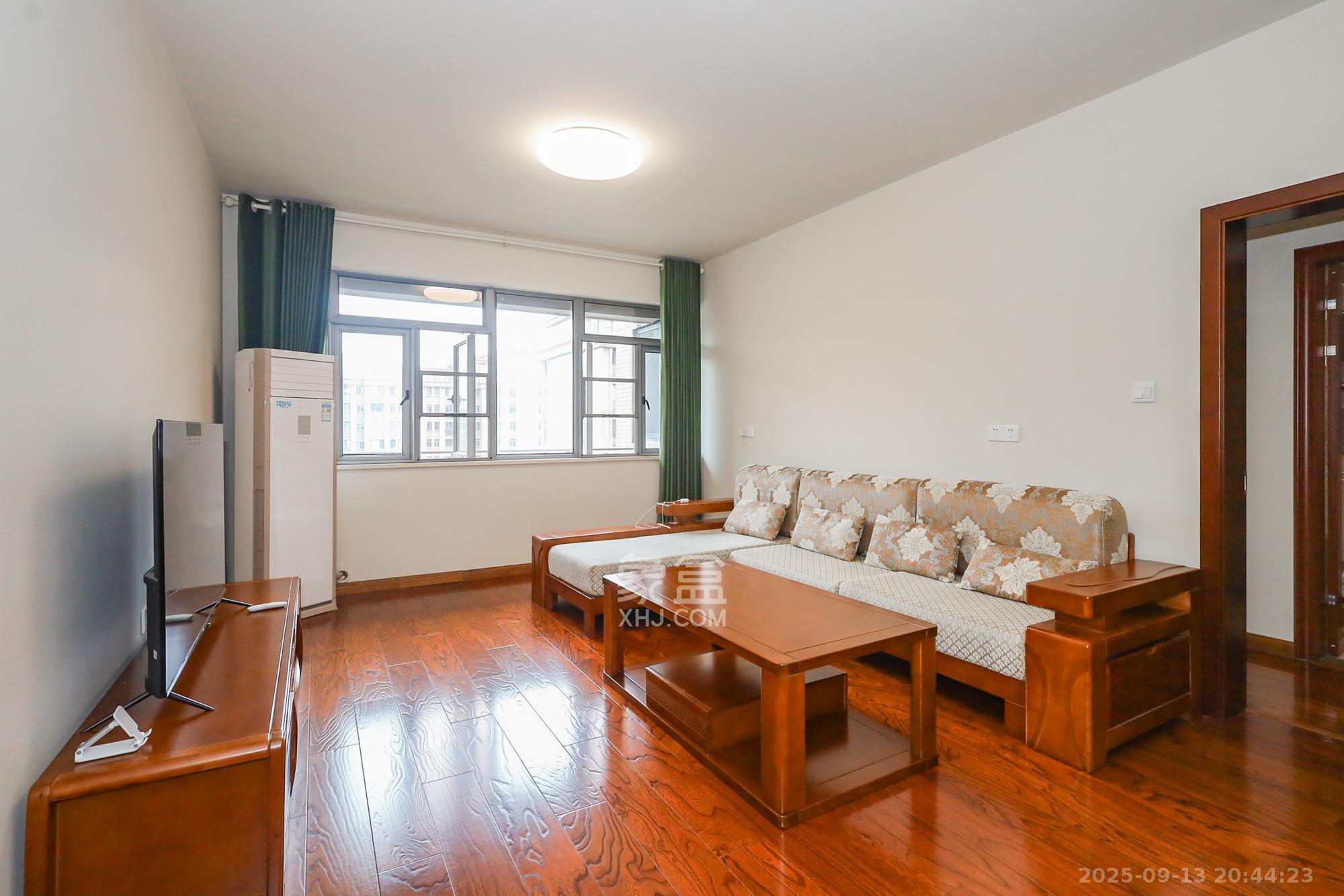 八方小区B区  3室2厅2卫    368.0万 八方小区B区  3室2厅2卫    368.0万客厅