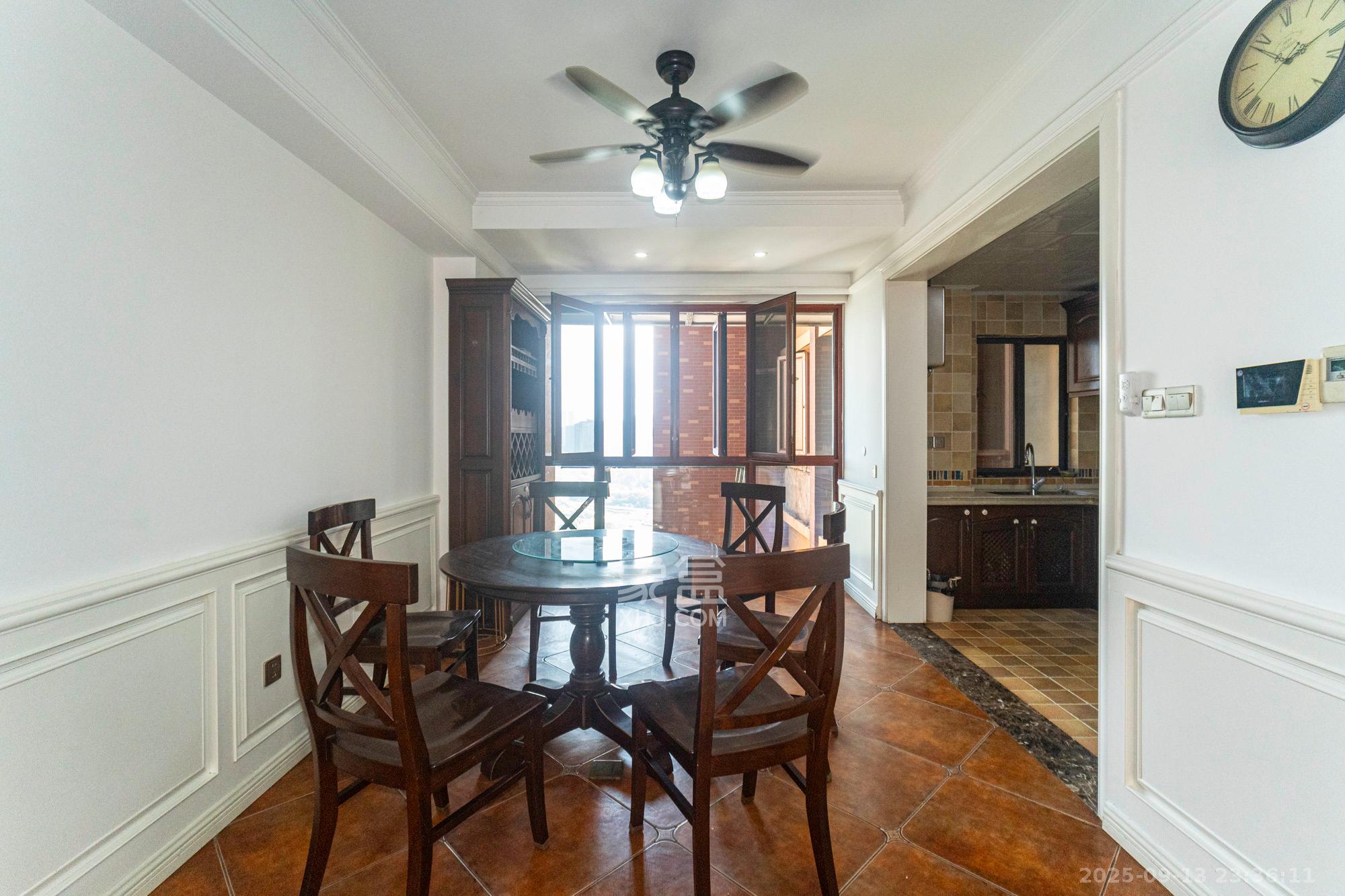 金色溪泉湾  3室2厅2卫    126.0万客厅