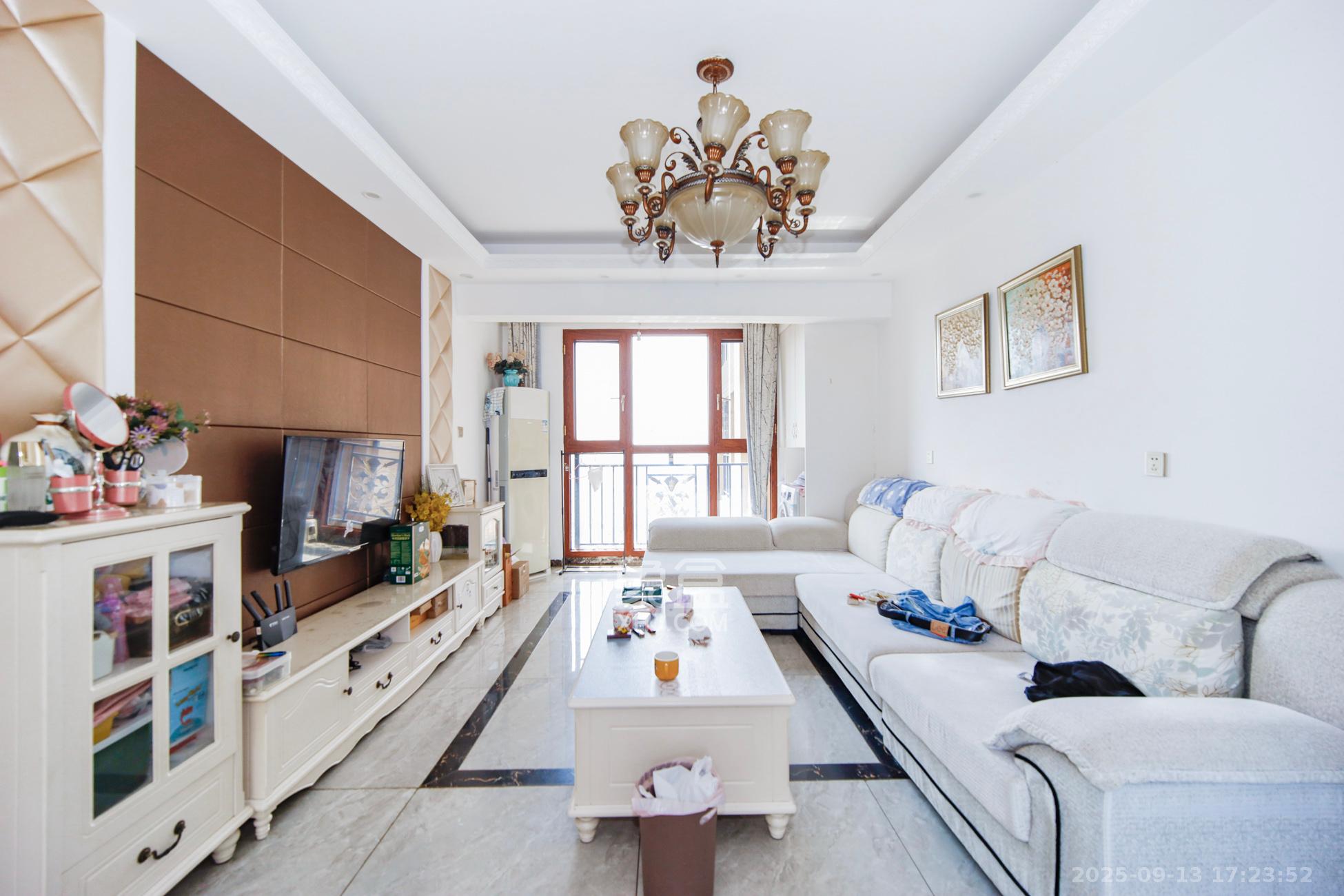 南城印象  1室2厅2卫    90.0万客厅