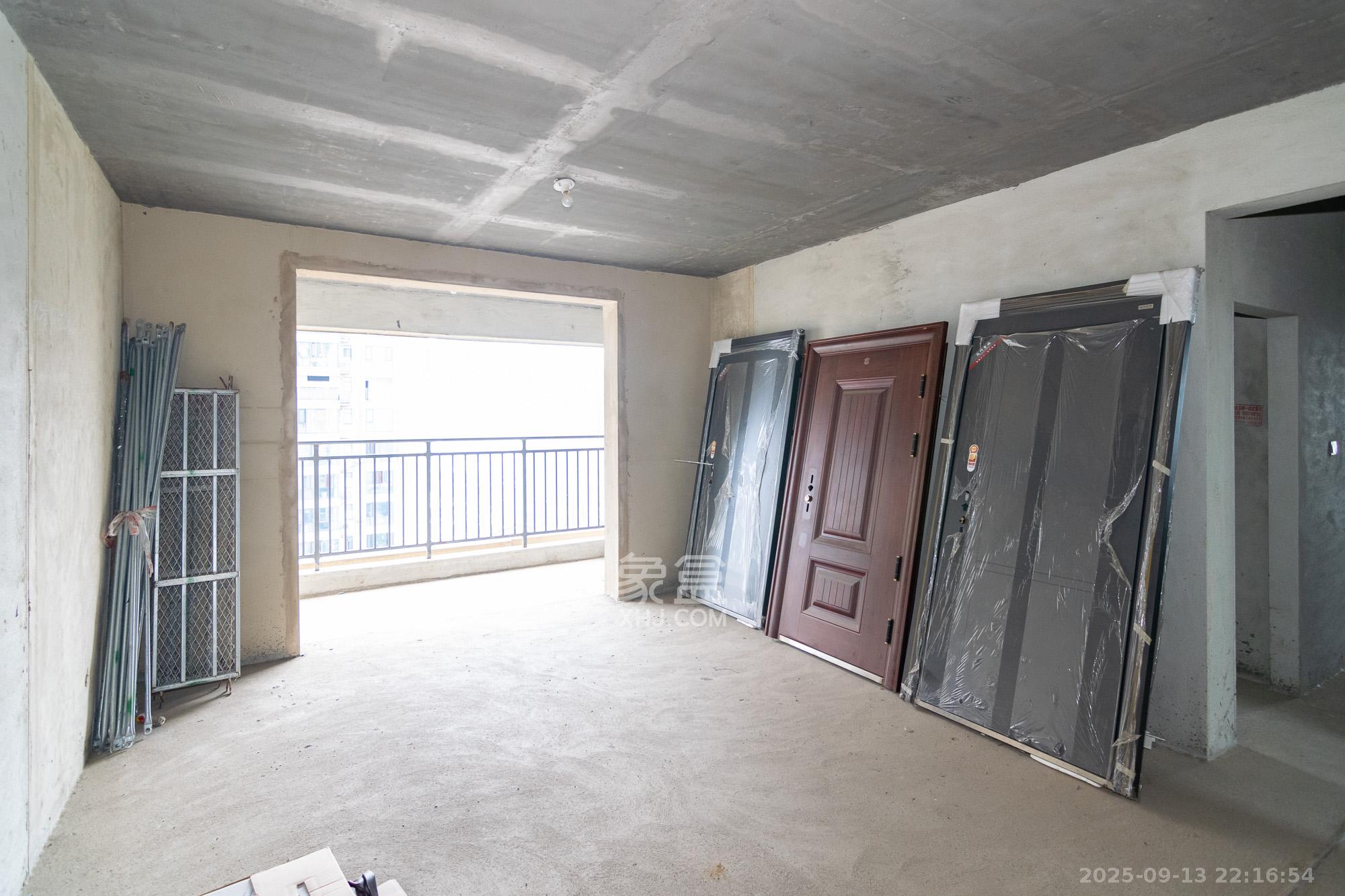 联诚雅郡 5室2厅2卫 98.0万 联诚雅郡 5室2厅2卫 98.0万客厅