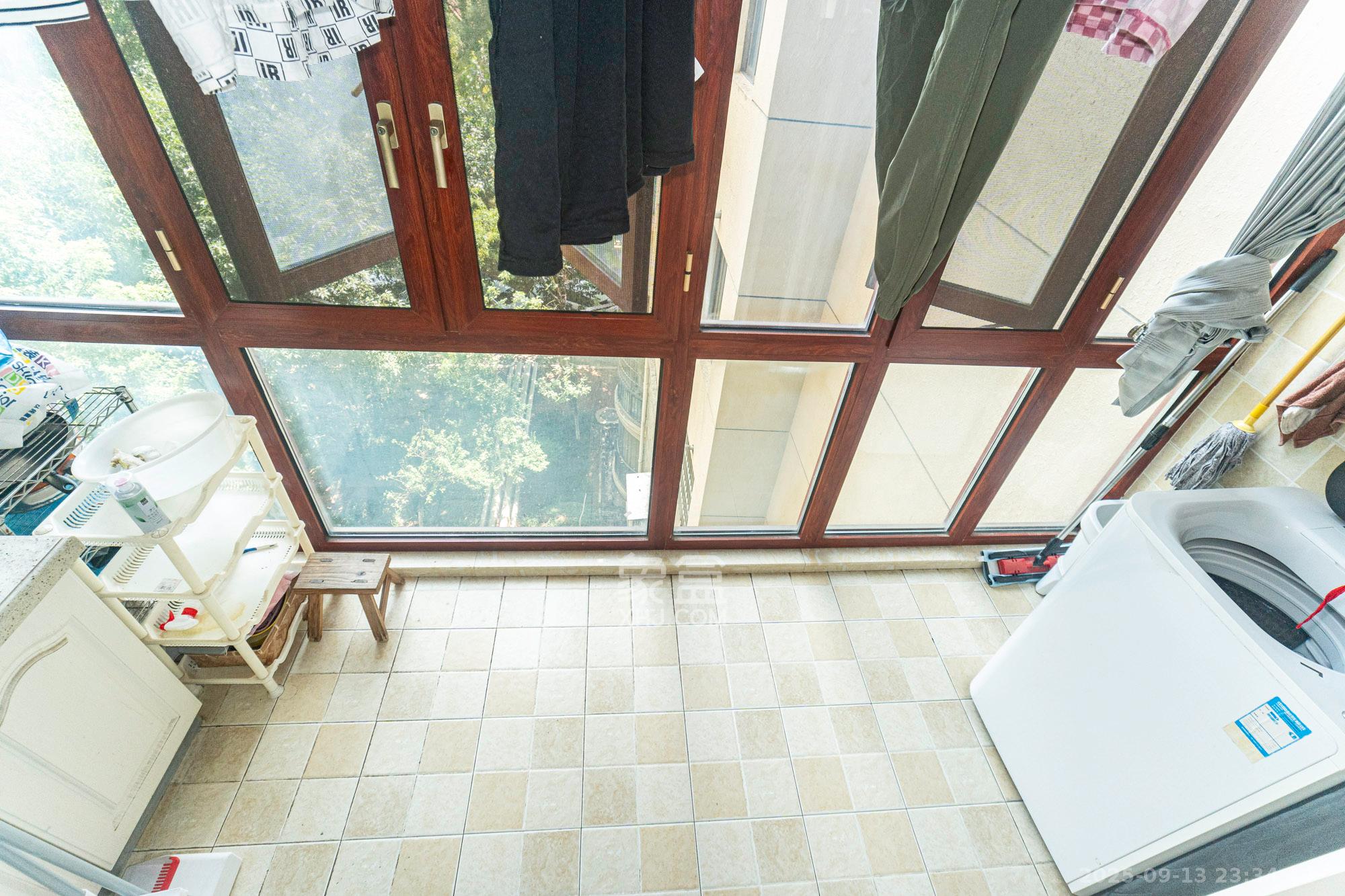 金色比华利  4室2厅2卫    109.5万阳台