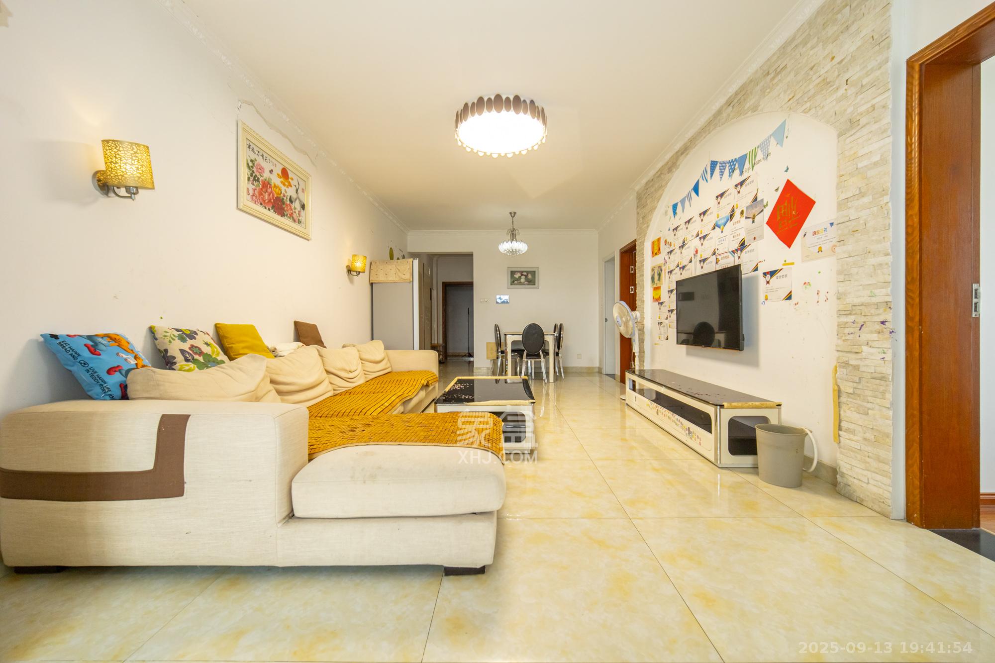 悦湖山  4室2厅1卫    85.0万 悦湖山  4室2厅1卫    85.0万客厅