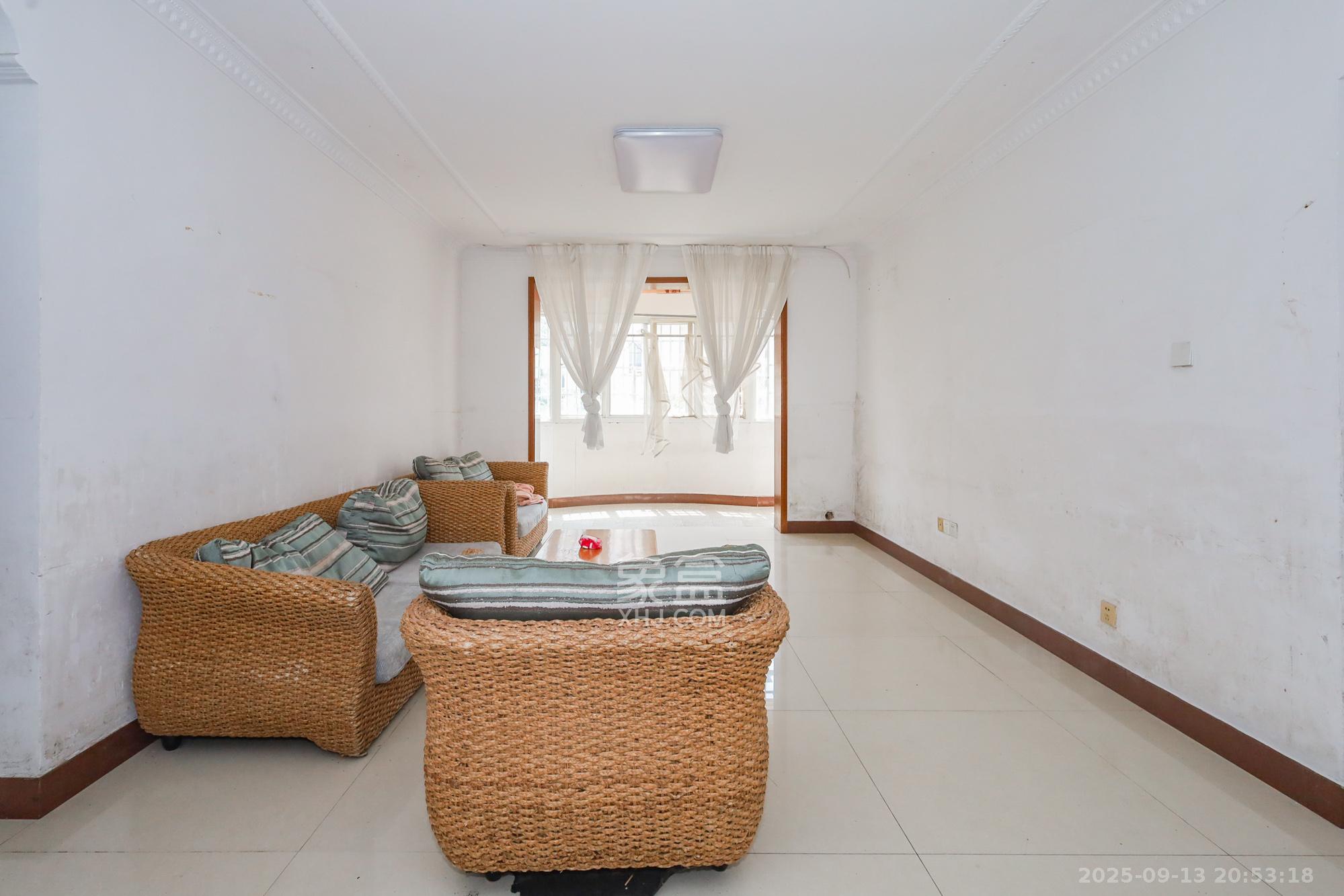 德润园 2室2厅1卫 63.0万 德润园 2室2厅1卫 63.0万客厅