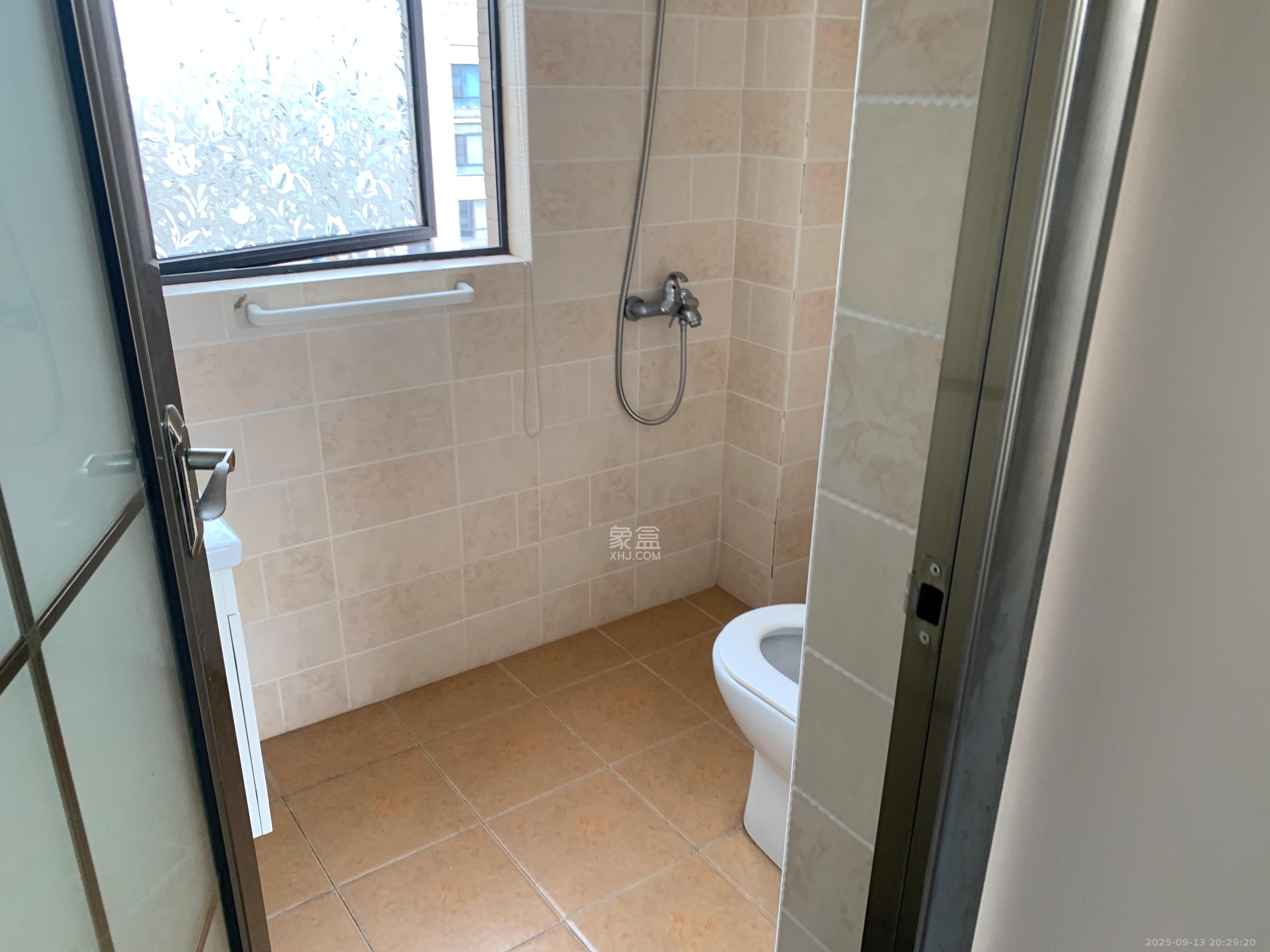 印山蓝色海岸 1室2厅1卫 2200.0元/月 印山蓝色海岸 1室2厅1卫 2200.0元/月室内图