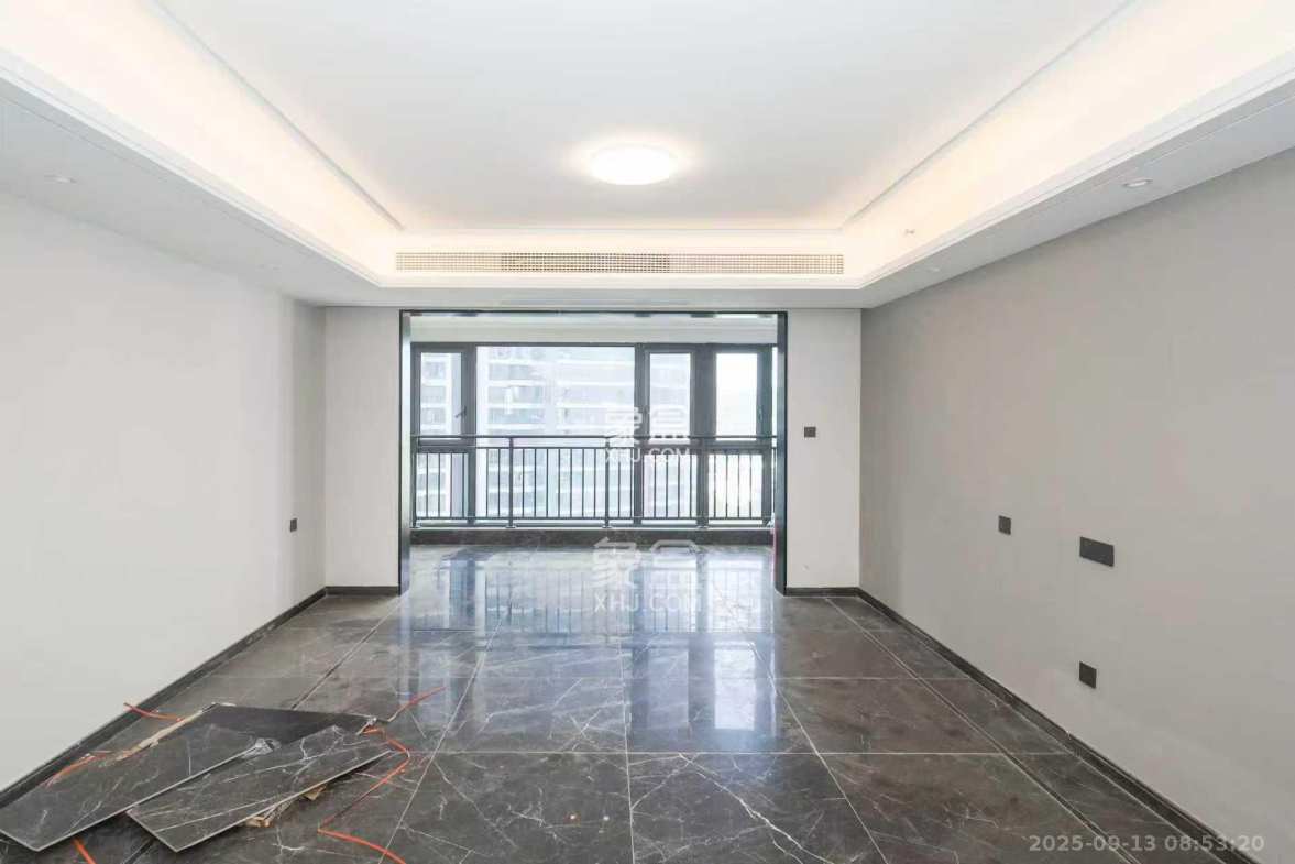 绿地麓云国际一期  5室2厅2卫    5000.0元/月 绿地麓云国际一期  5室2厅2卫    5000.0元/月室内图