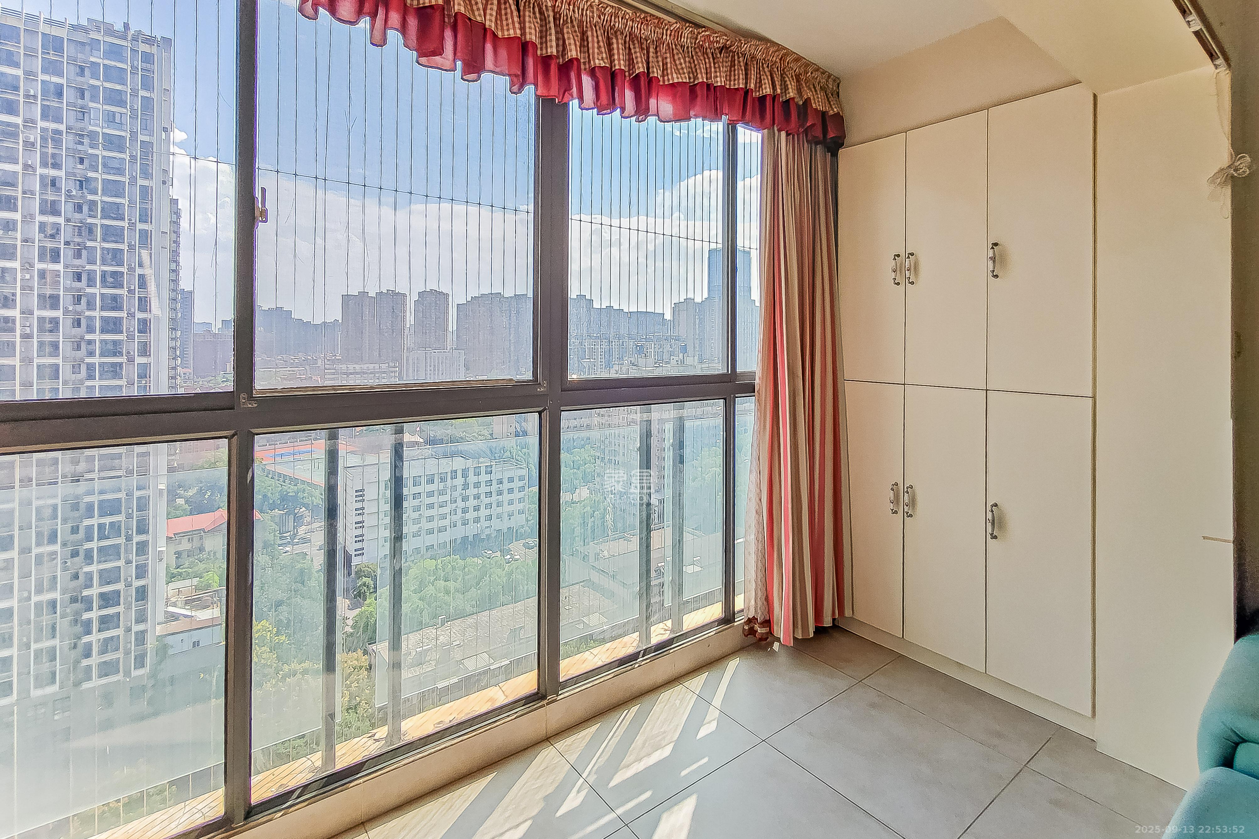 三万英尺 4室2厅1卫 142.0万 三万英尺 4室2厅1卫 142.0万阳台