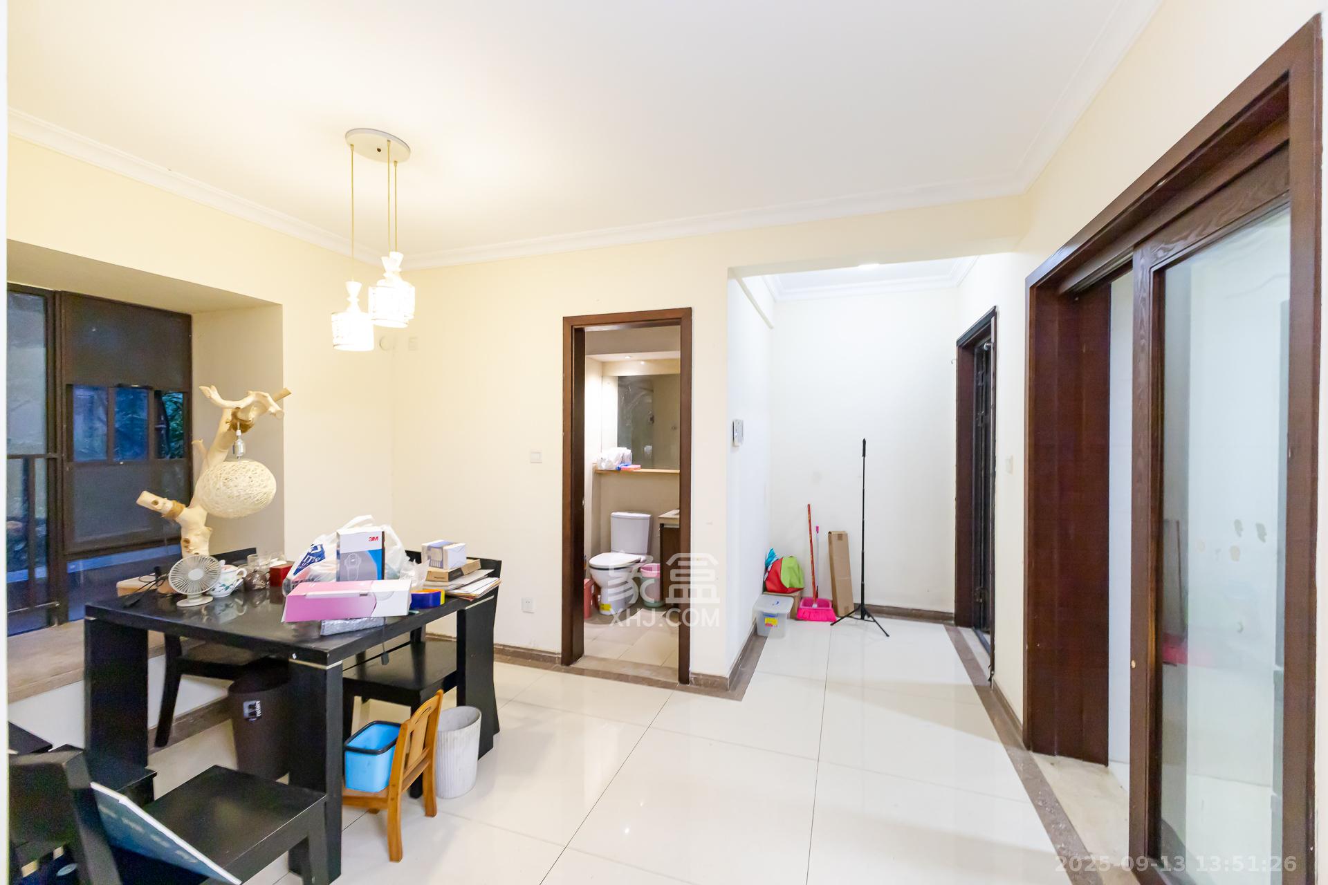 时代倾城一期 3室2厅2卫 71.0万 时代倾城一期 3室2厅2卫 71.0万客厅