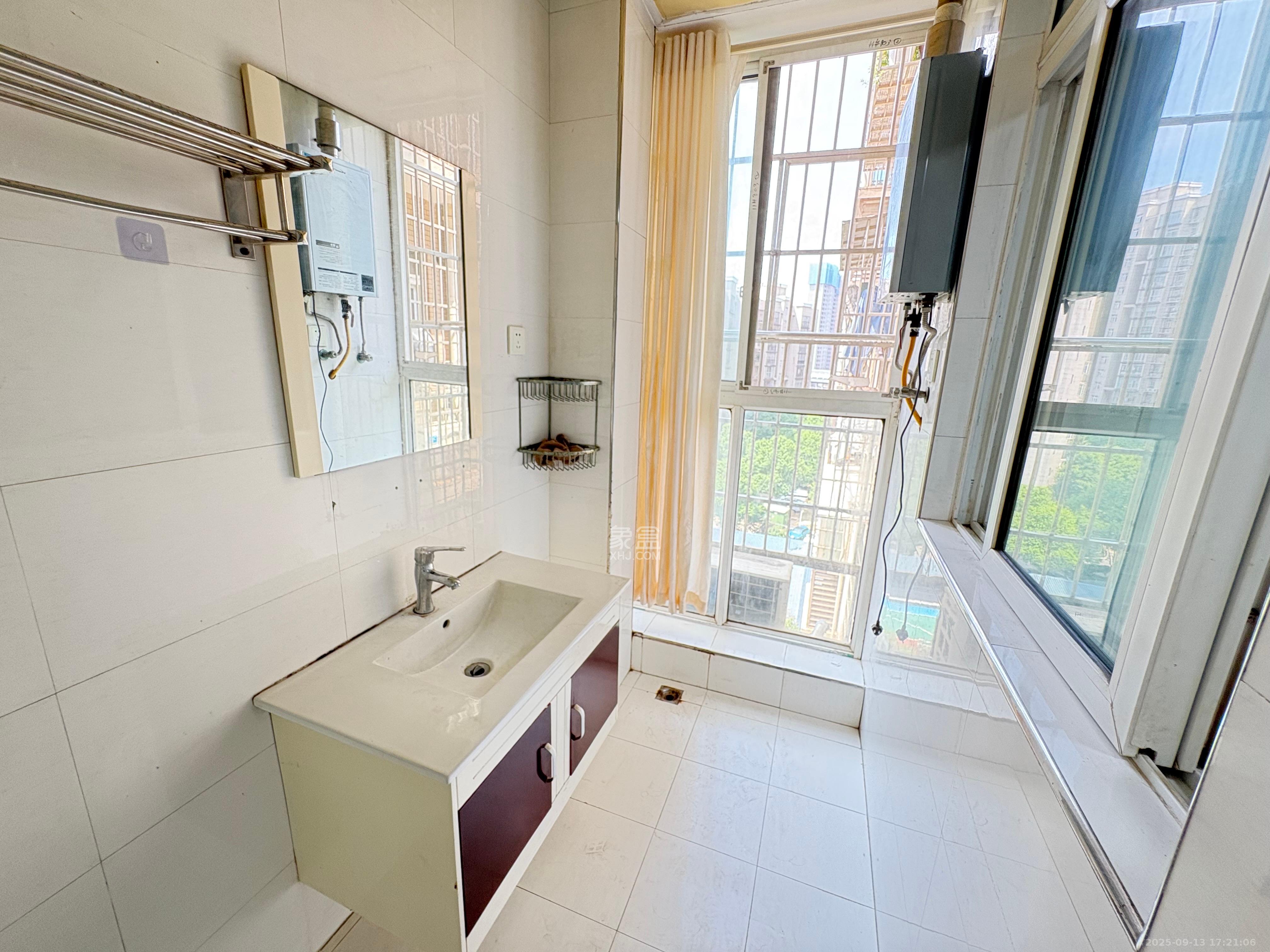 洋湖景园  3室2厅1卫    2400.0元/月室内图