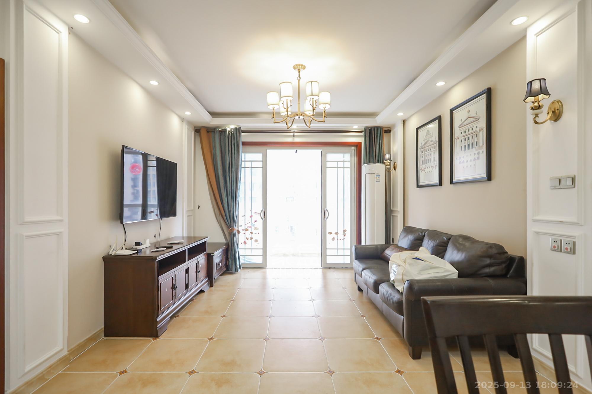 世茂外滩里(世茂铂翠湾三期) 3室2厅1卫 165.0万 世茂外滩里(世茂铂翠湾三期) 3室2厅1卫 165.0万客厅