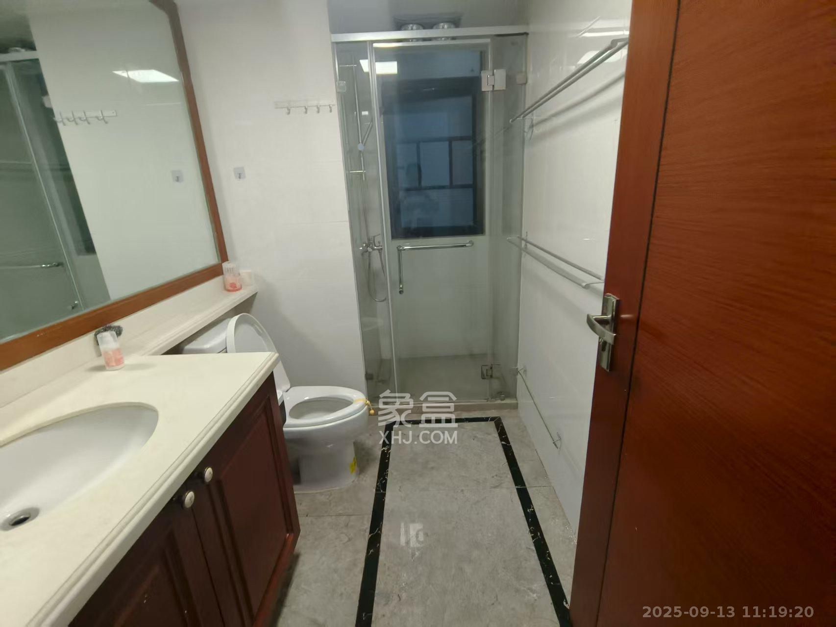 中海国际五期  3室2厅2卫    2200.0元/月 中海国际五期  3室2厅2卫    2200.0元/月室内图