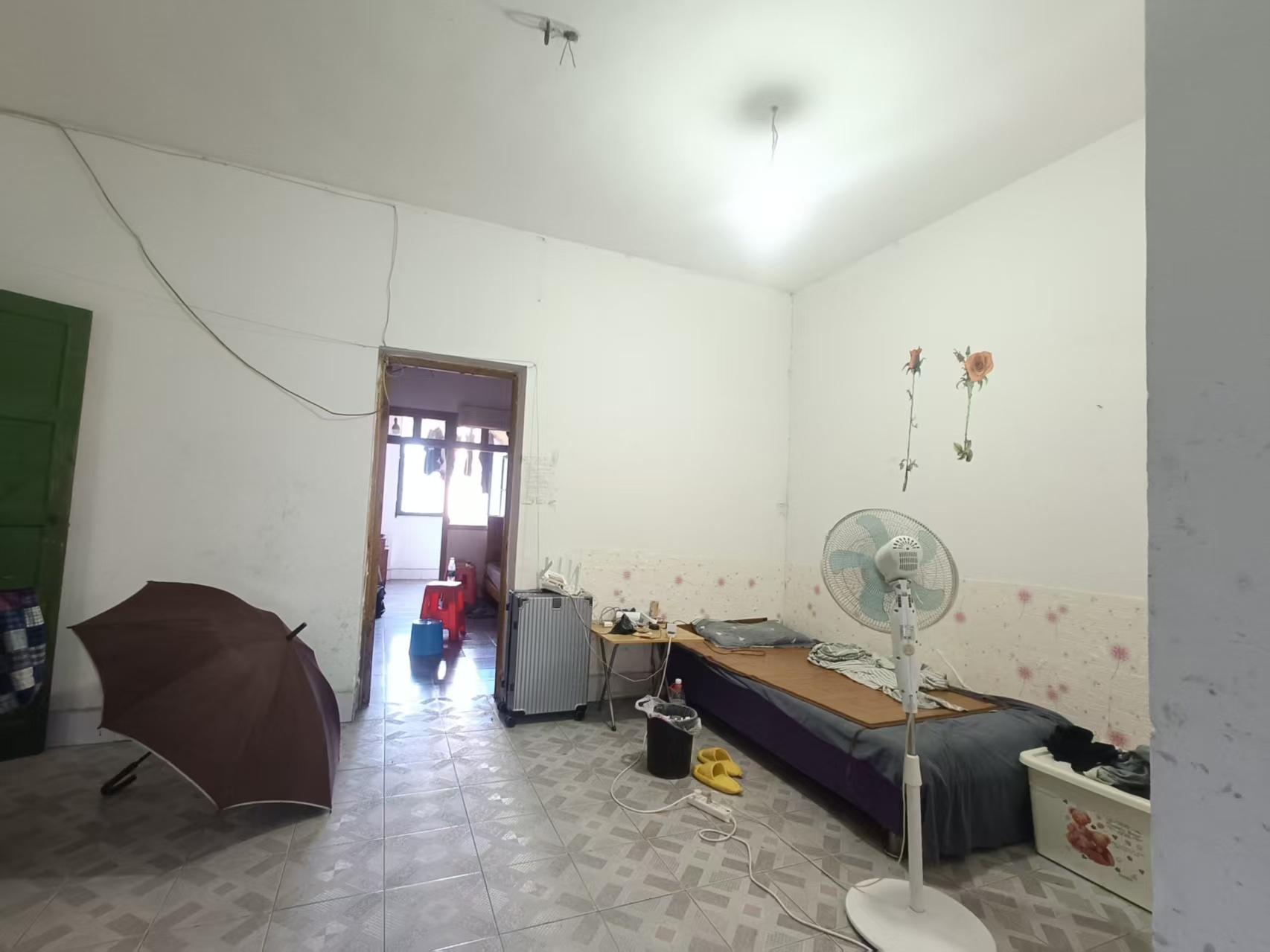 五金百货小区  1室1厅1卫    18.0万客厅