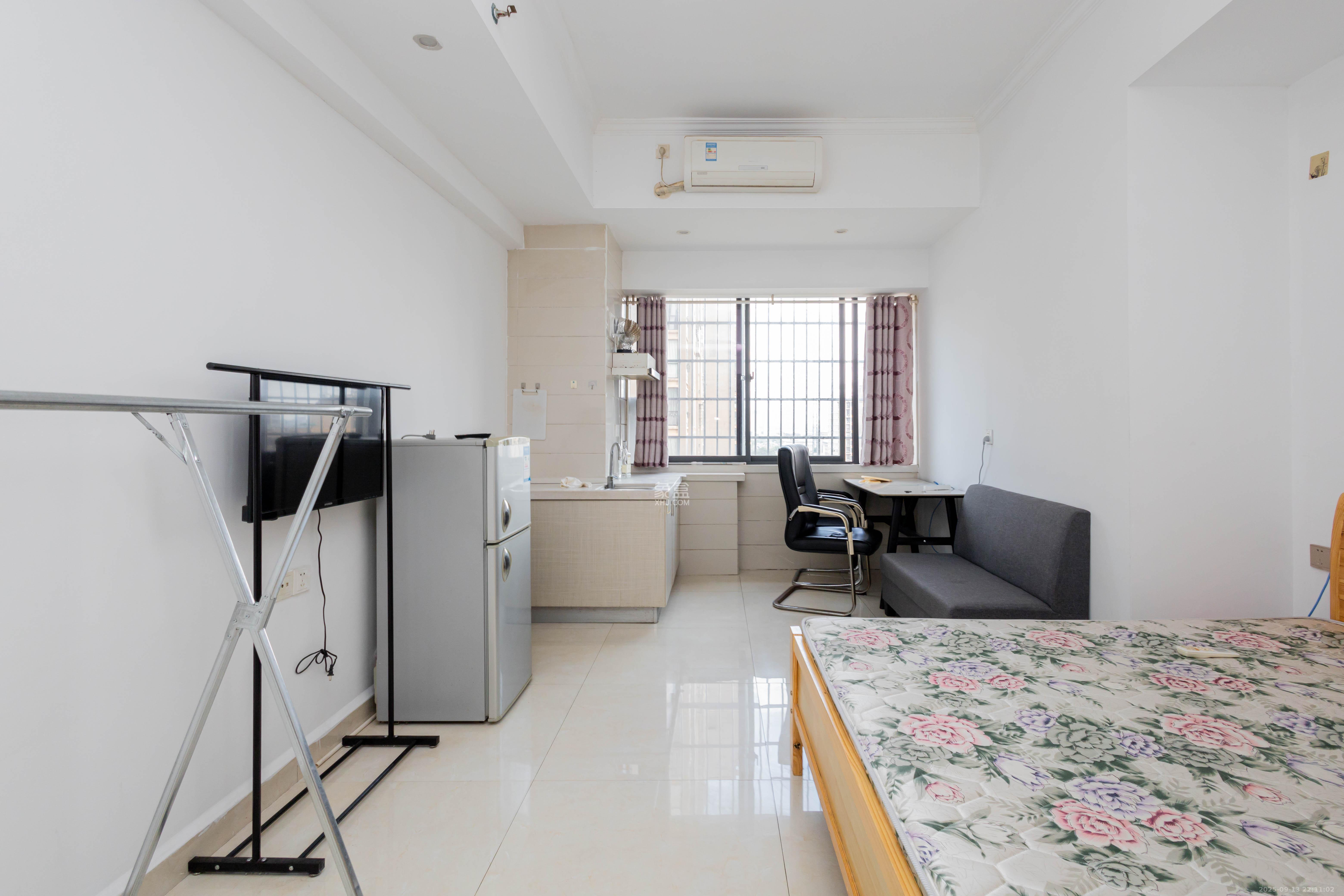 佐佑大厦 1室1厅1卫 14.8万 佐佑大厦 1室1厅1卫 14.8万客厅