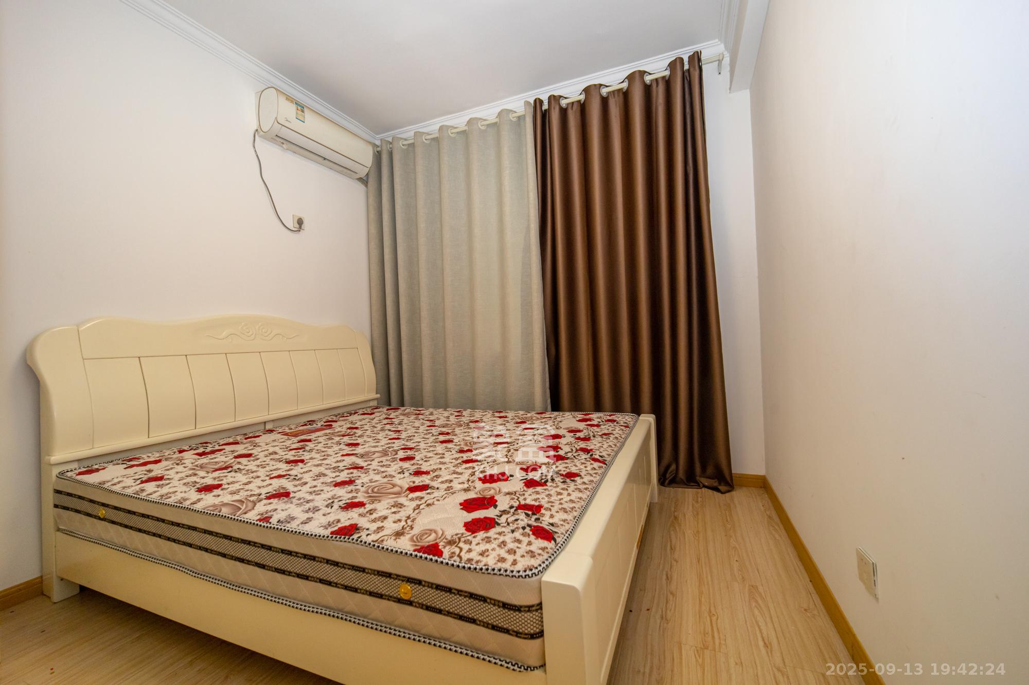 悦湖山  3室2厅1卫    69.0万卧室