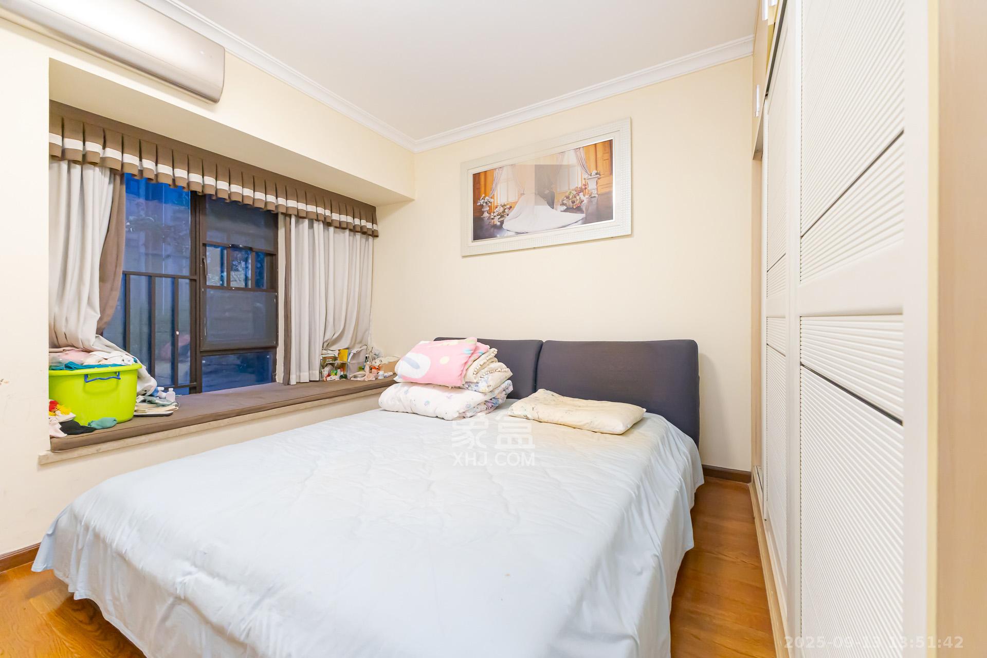 时代倾城一期 3室2厅2卫 71.0万 时代倾城一期 3室2厅2卫 71.0万卧室