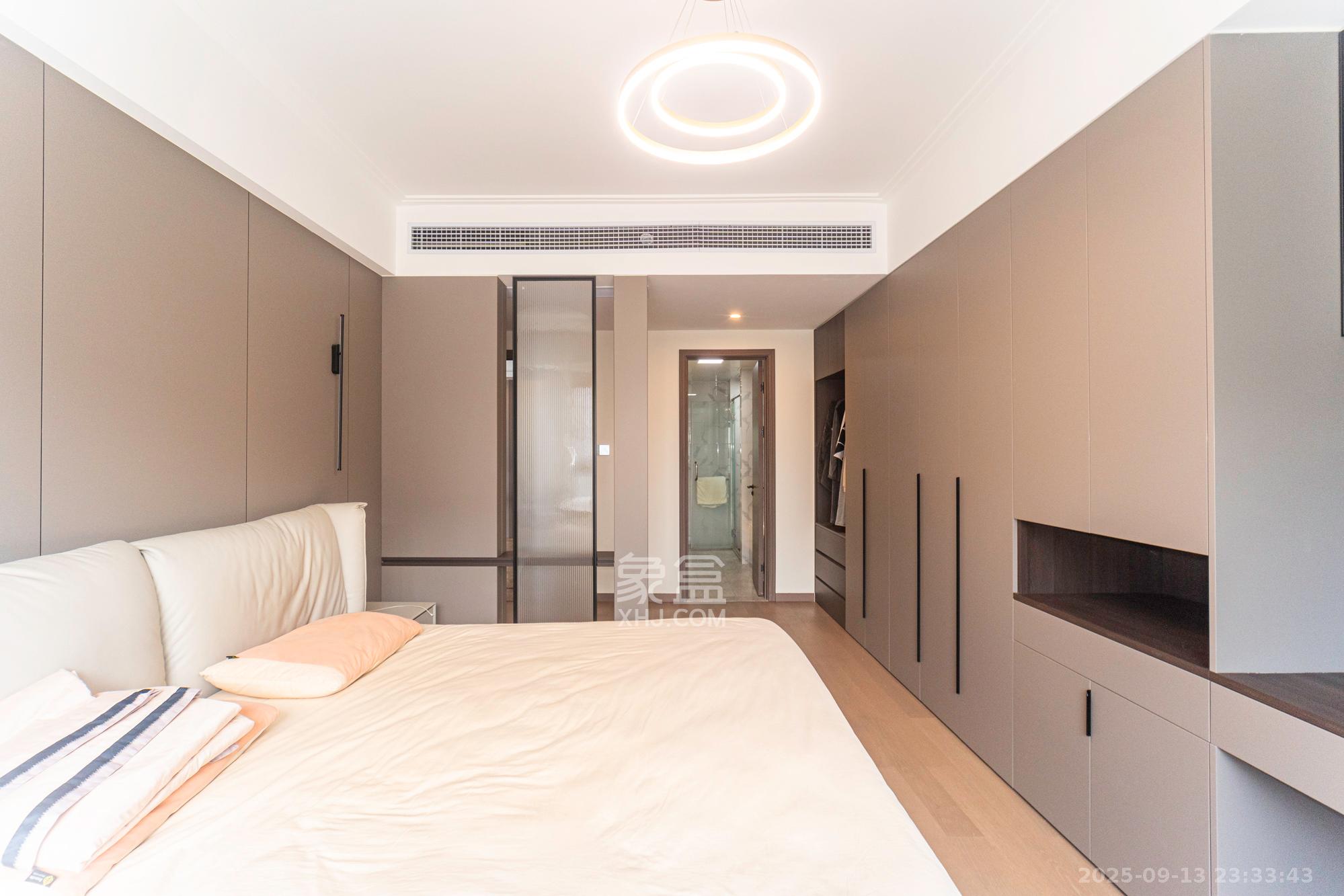 绿地V岛  4室2厅2卫    320.0万卧室