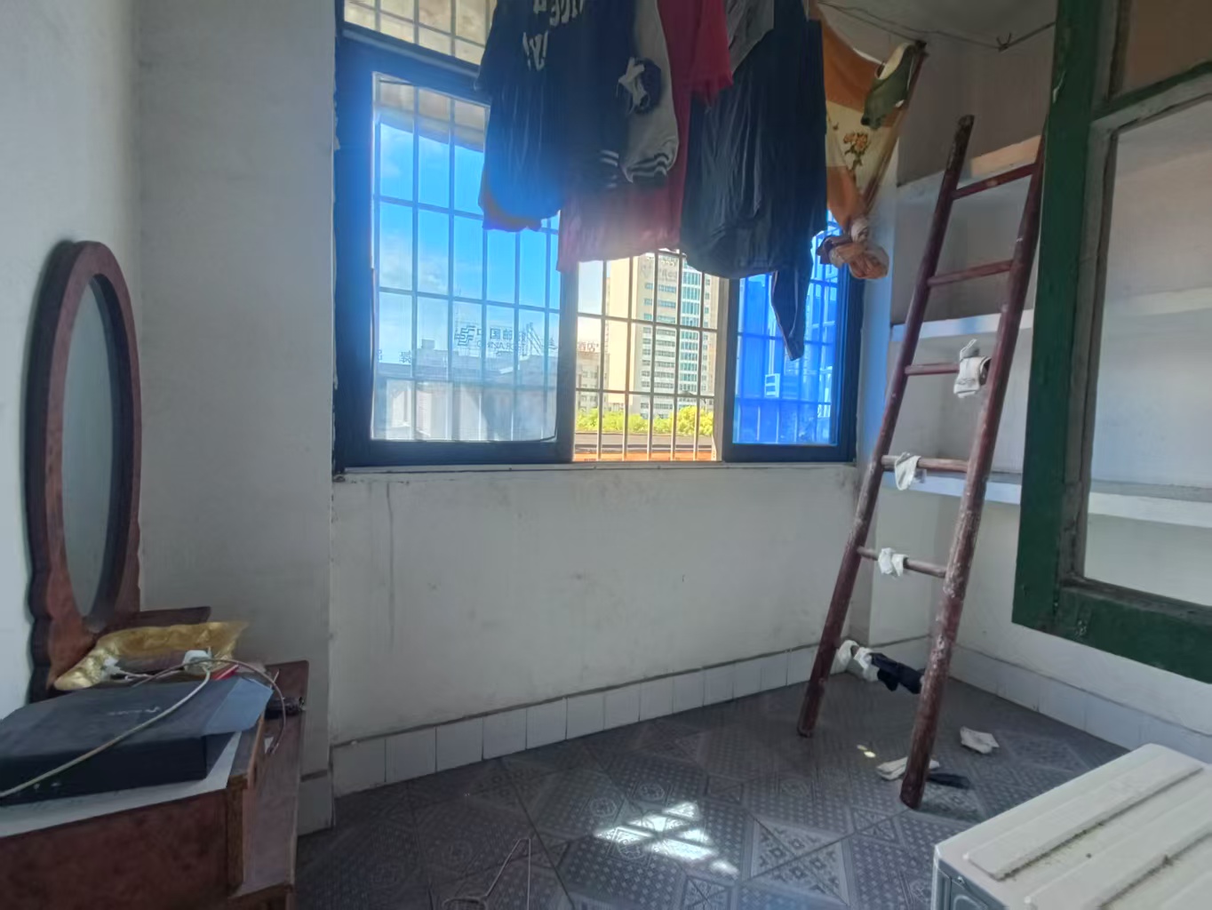 五金百货小区  1室1厅1卫    18.0万客厅