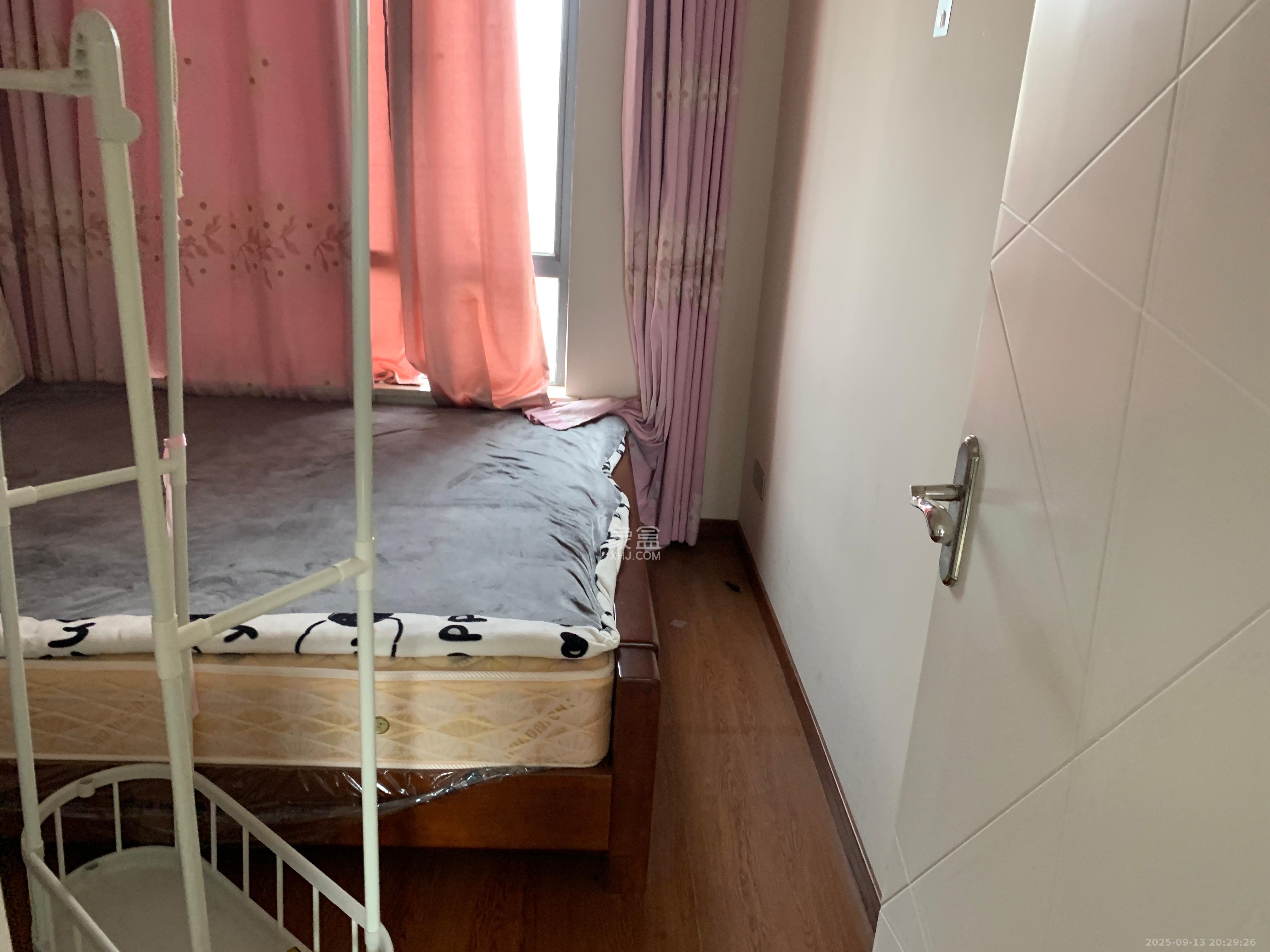 印山蓝色海岸 1室2厅1卫 2200.0元/月 印山蓝色海岸 1室2厅1卫 2200.0元/月室内图