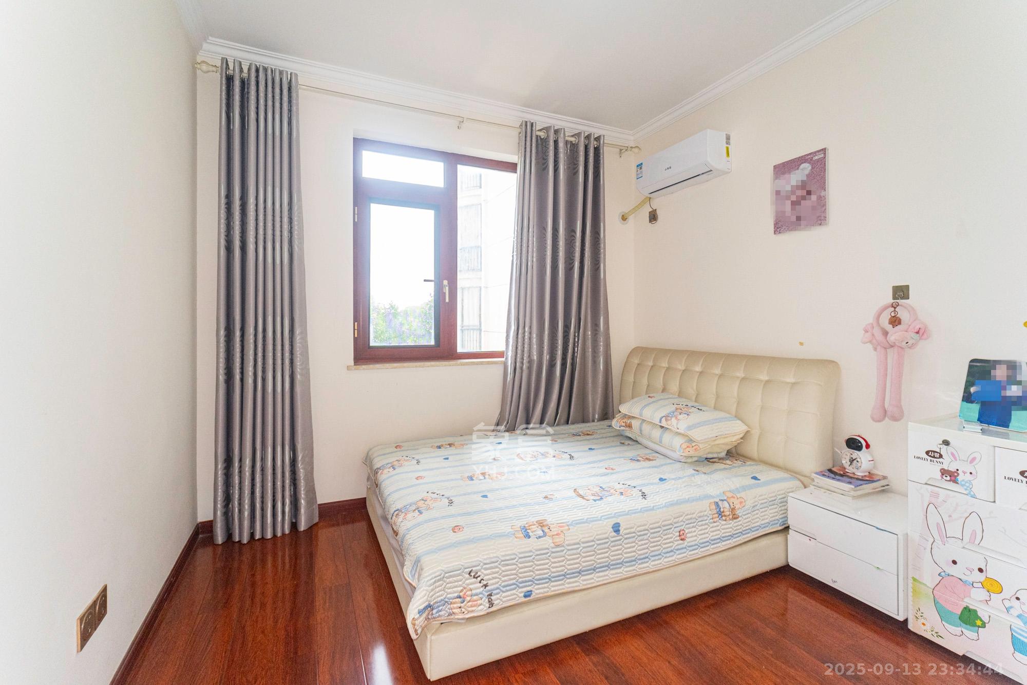 金色比华利  4室2厅2卫    109.5万卧室