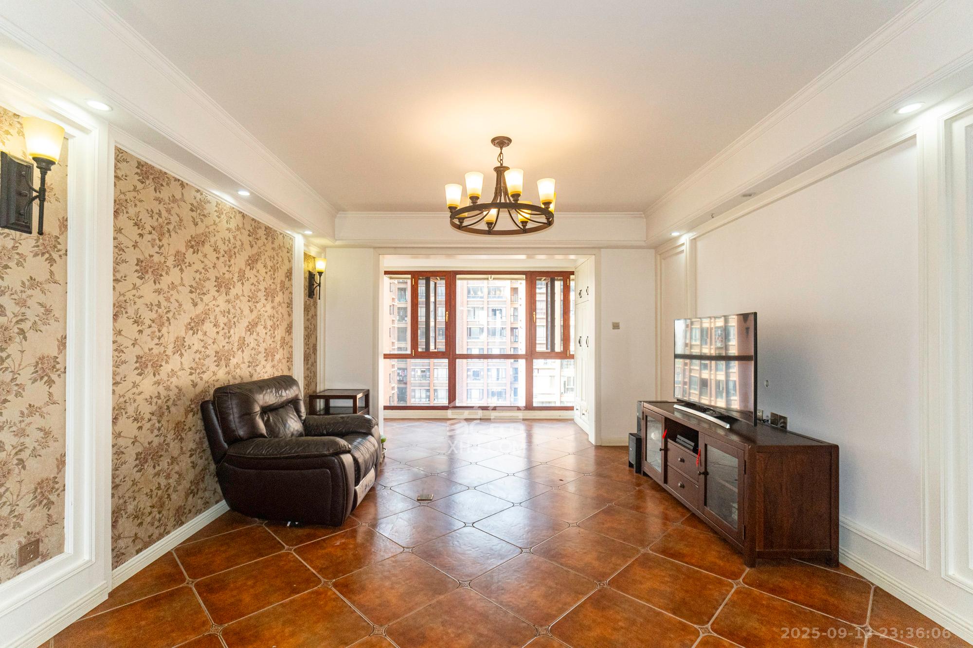 金色溪泉湾 3室2厅2卫 126.0万 金色溪泉湾 3室2厅2卫 126.0万客厅