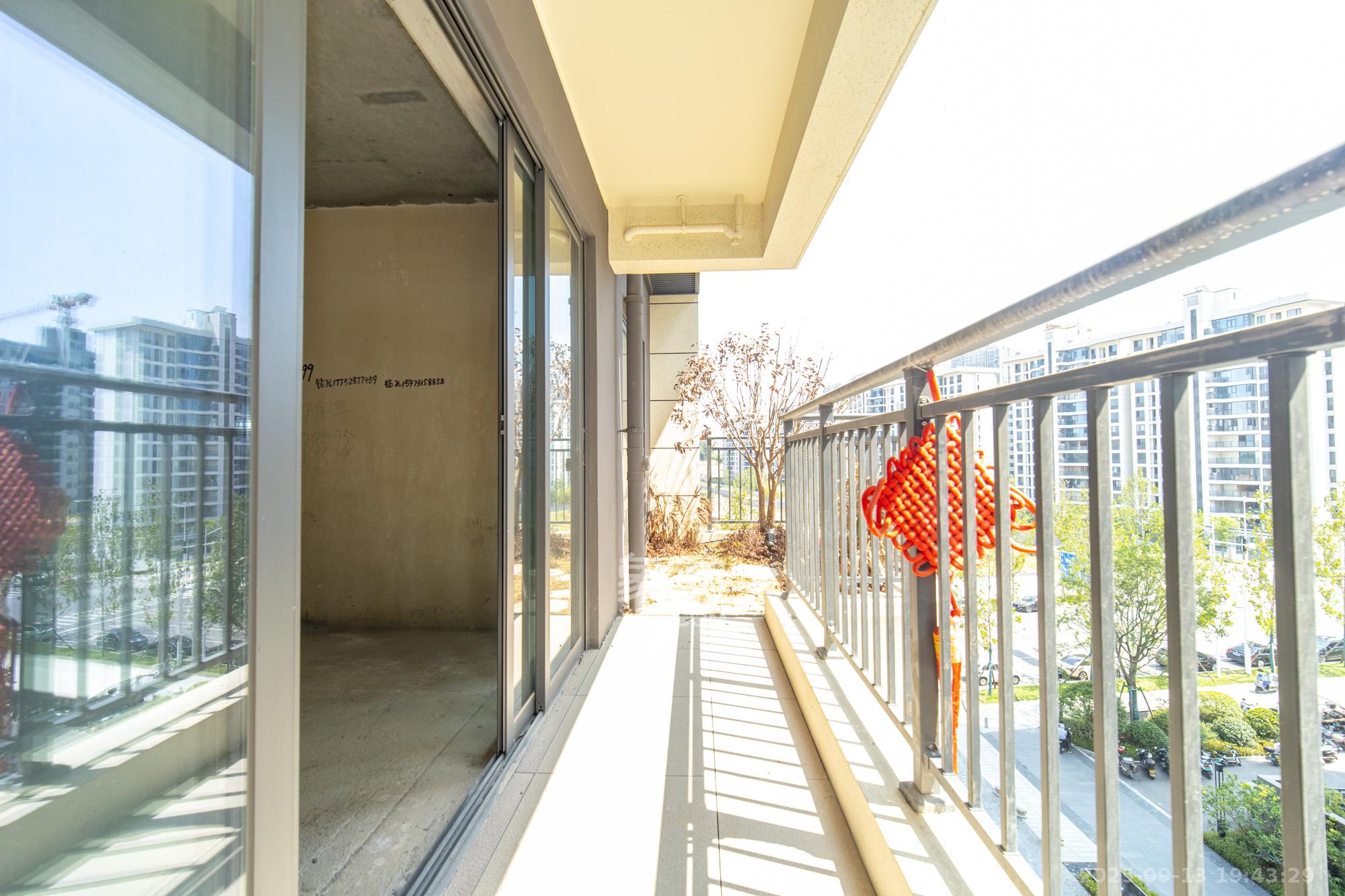 保利和光尘樾  4室2厅1卫    152.0万阳台